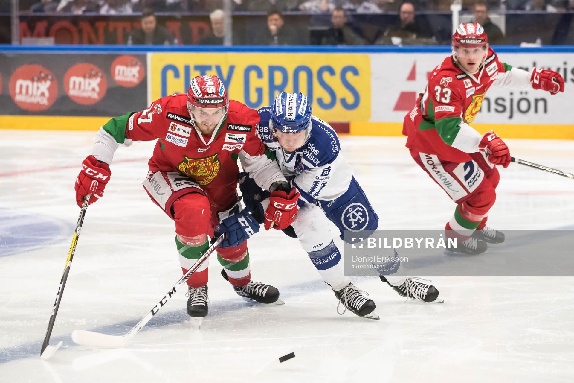 Moras Marcus Sirén och Leksands Martin Karlsson i kamp om