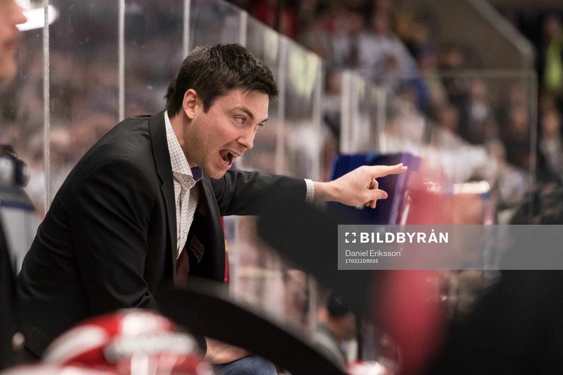 Moras tränare Jeremy Colliton  i ishockeymatchen i