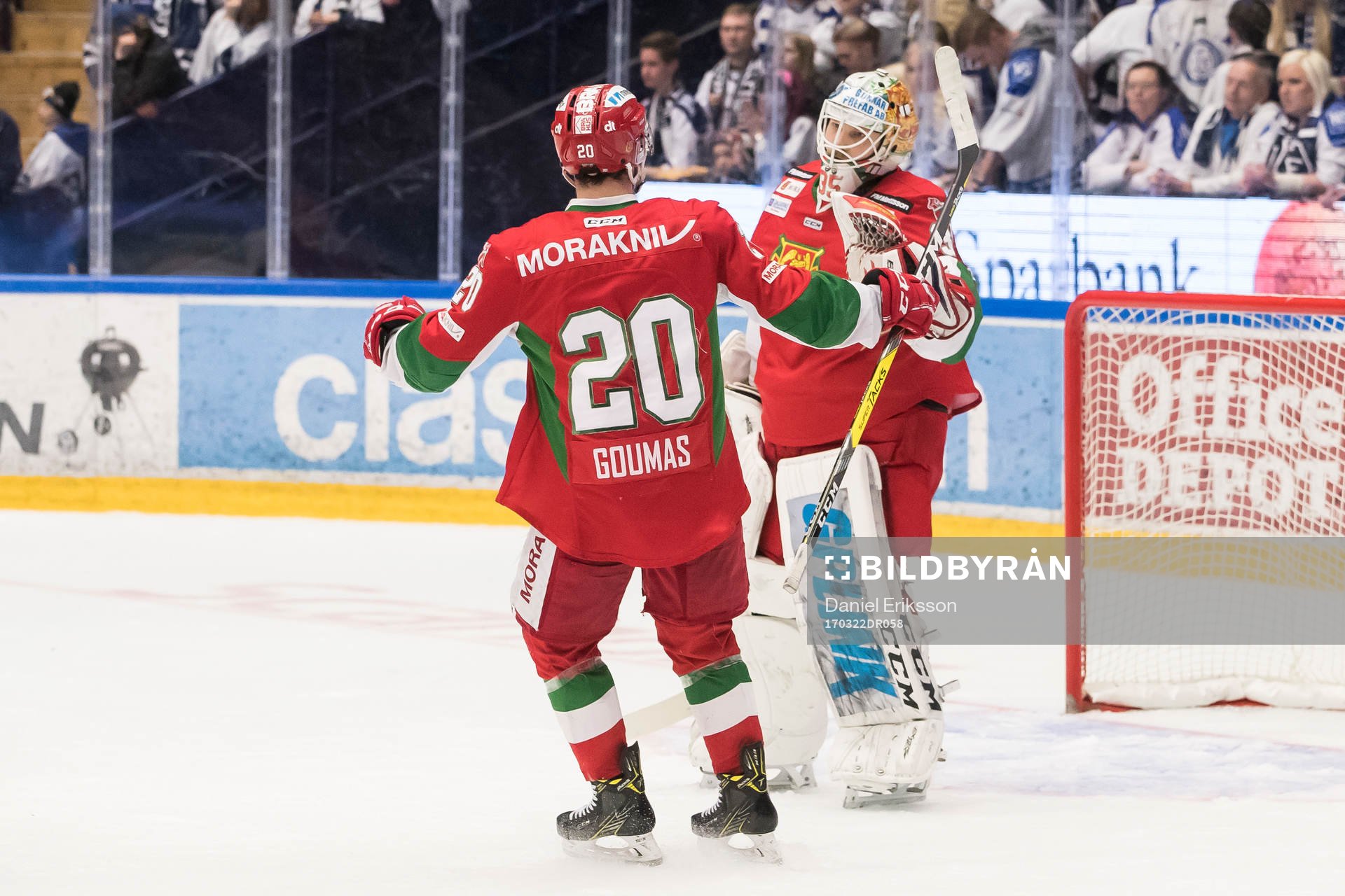 Moras Kevin Goumas och målvakt Christian Engstrand jublar