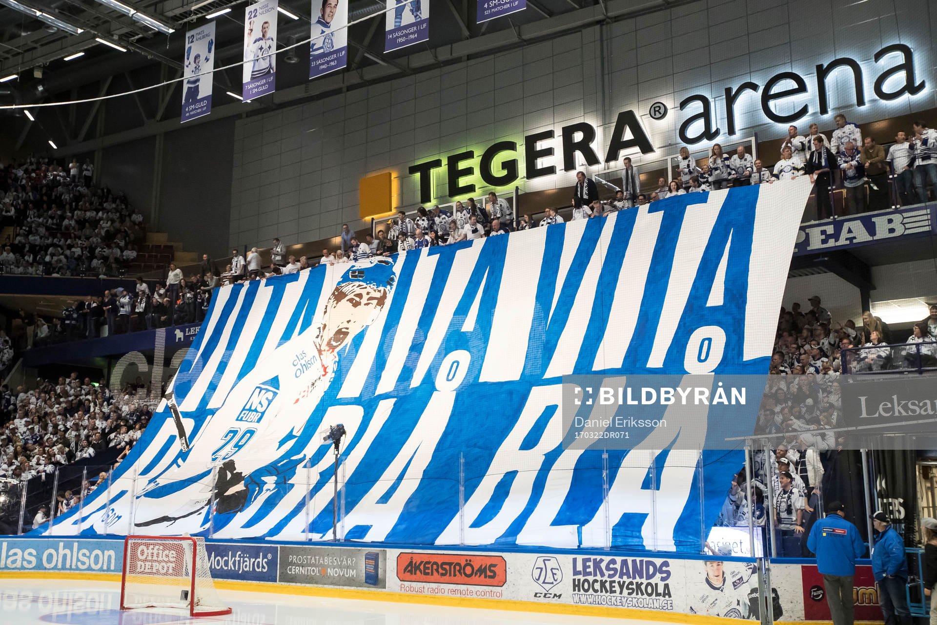 Leksands fansen TIFO innan ishockeymatchen i direktkvalet
