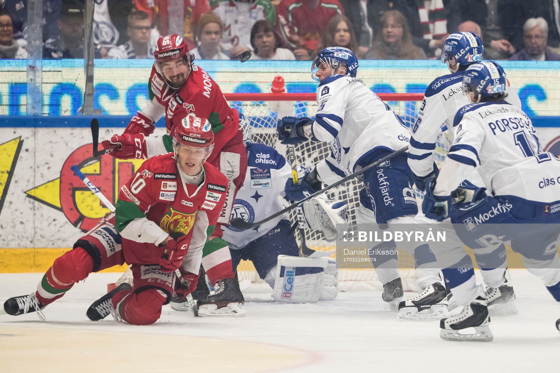 Moras Pierre Engvall framför Leksands målet Leksands