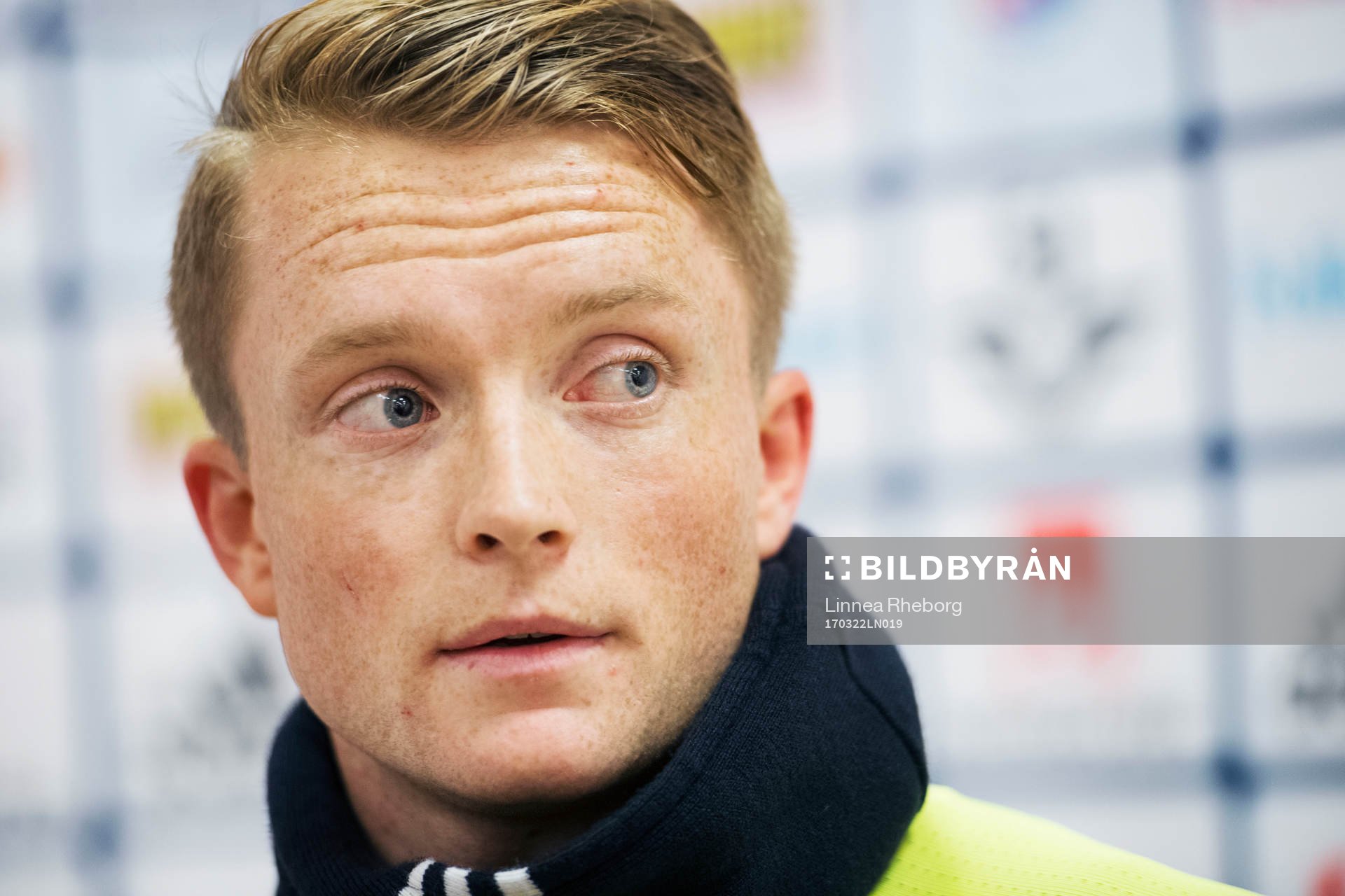 Sam Larsson pratar med media