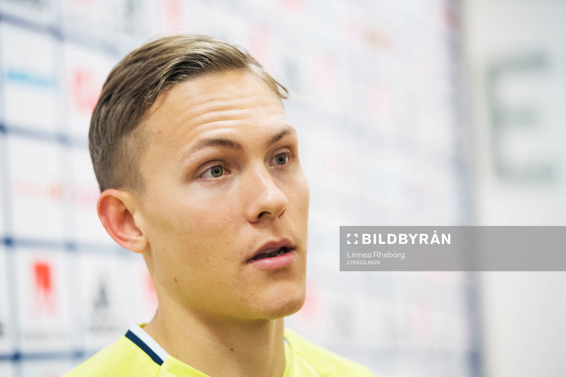 Ludwig Augustinsson pratar med media under mixed zone efter en träning med Sveriges fotbollslandslag den 22 mars 2017 i Stockholm.