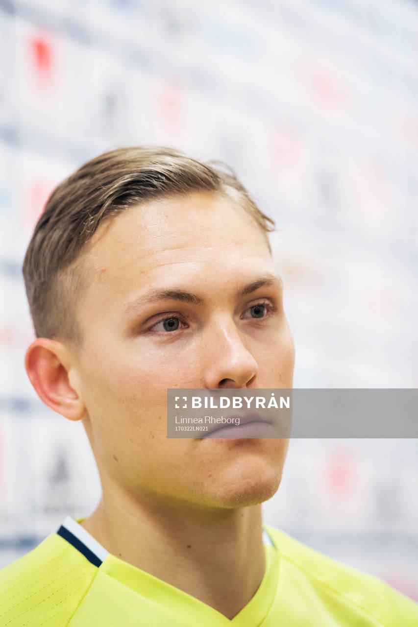 Ludwig Augustinsson pratar med media under mixed zone efter en träning med Sveriges fotbollslandslag den 22 mars 2017 i Stockholm.