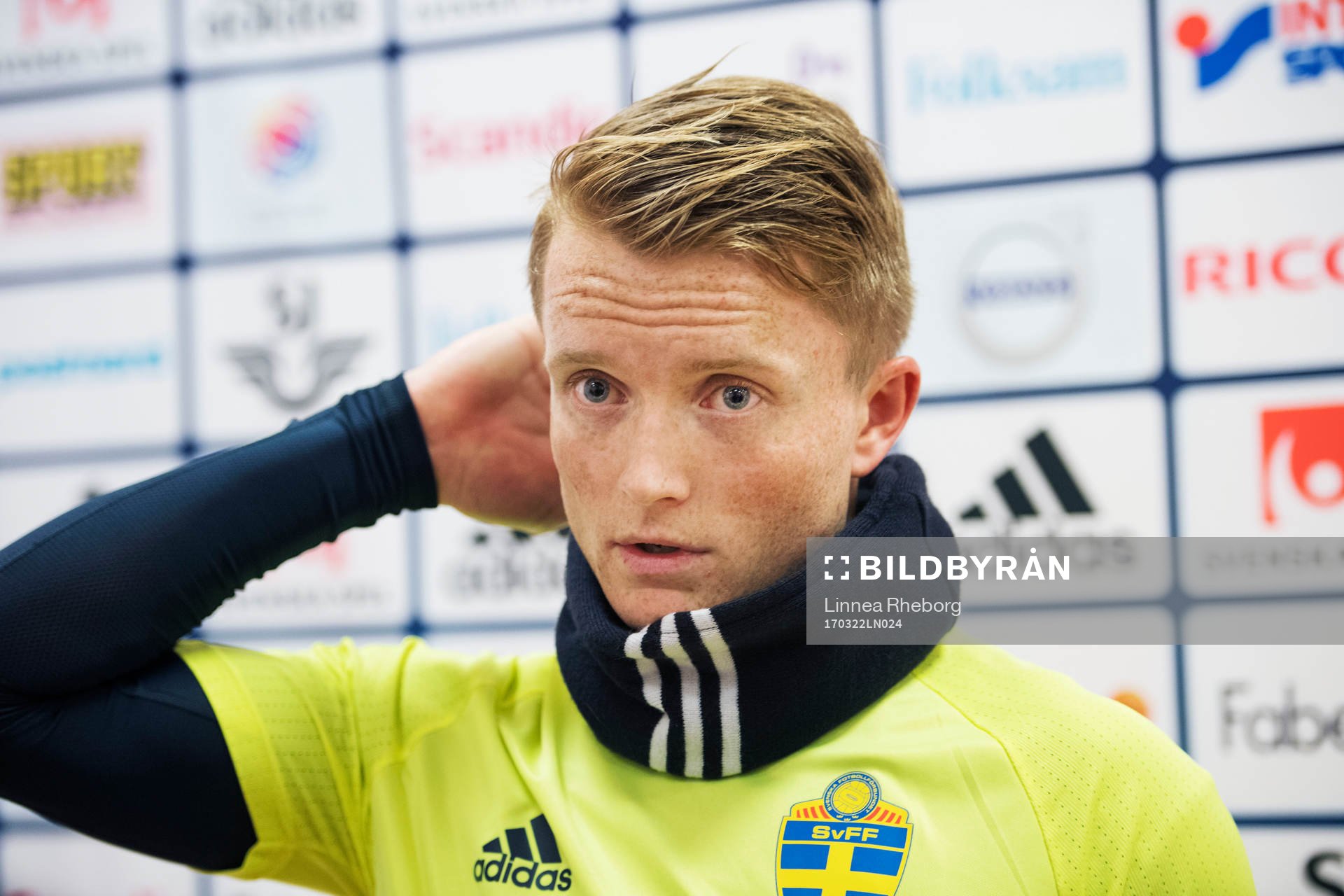 Sam Larsson pratar med media