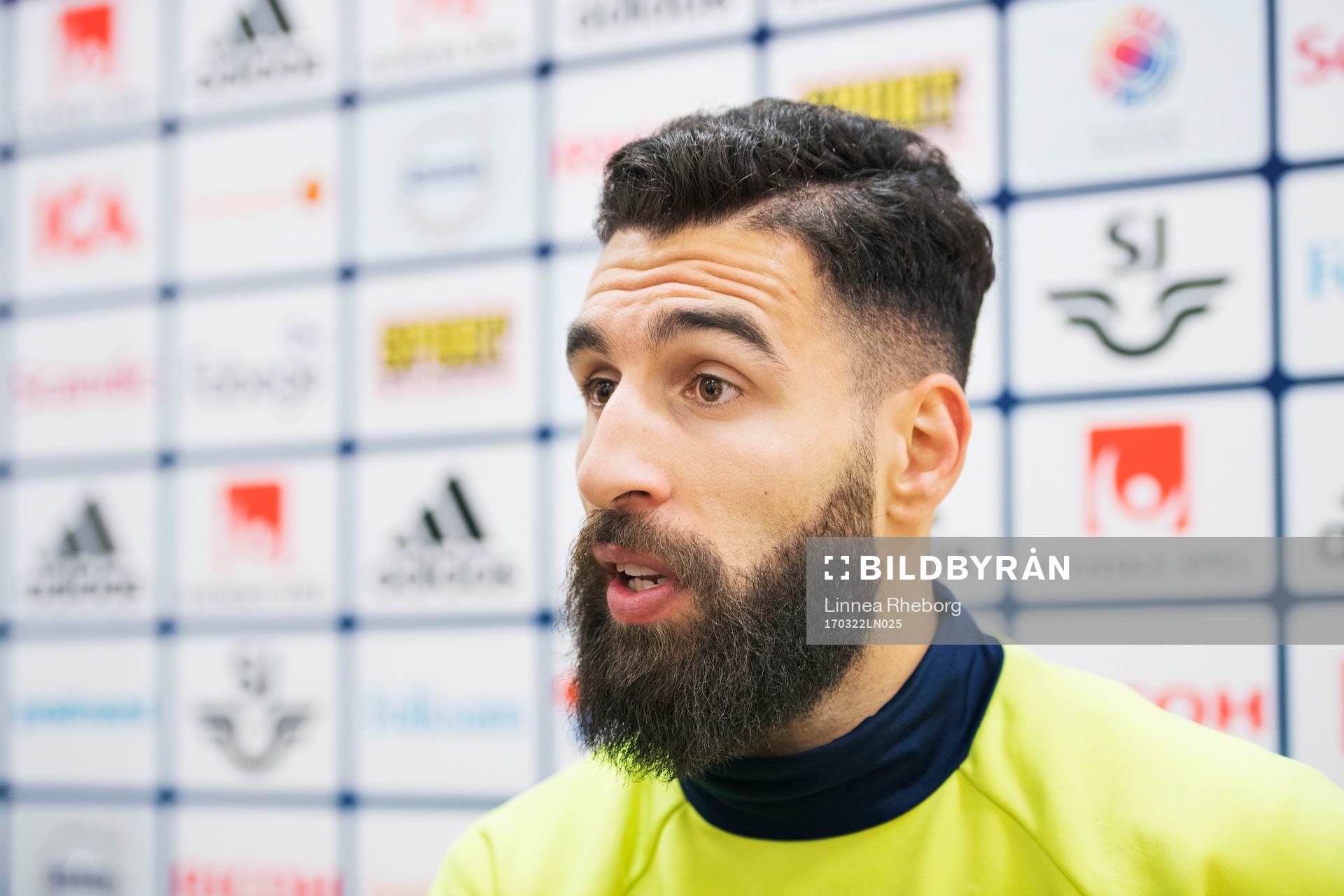 Jimmy Durmaz pratar med media under mixed zone efter en träning med Sveriges fotbollslandslag den 22 mars 2017 i Stockholm. 