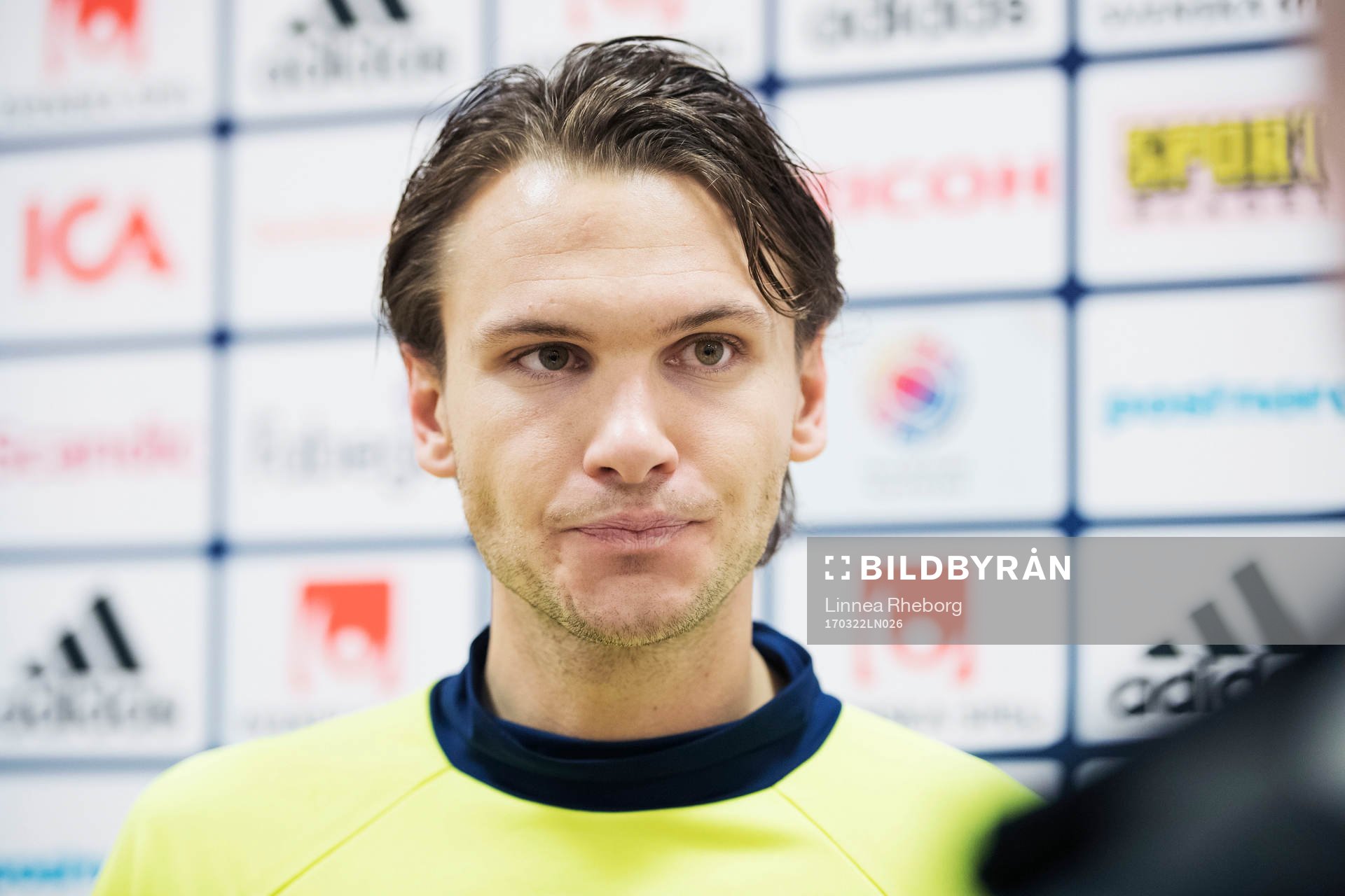 Albin Ekdal pratar med media