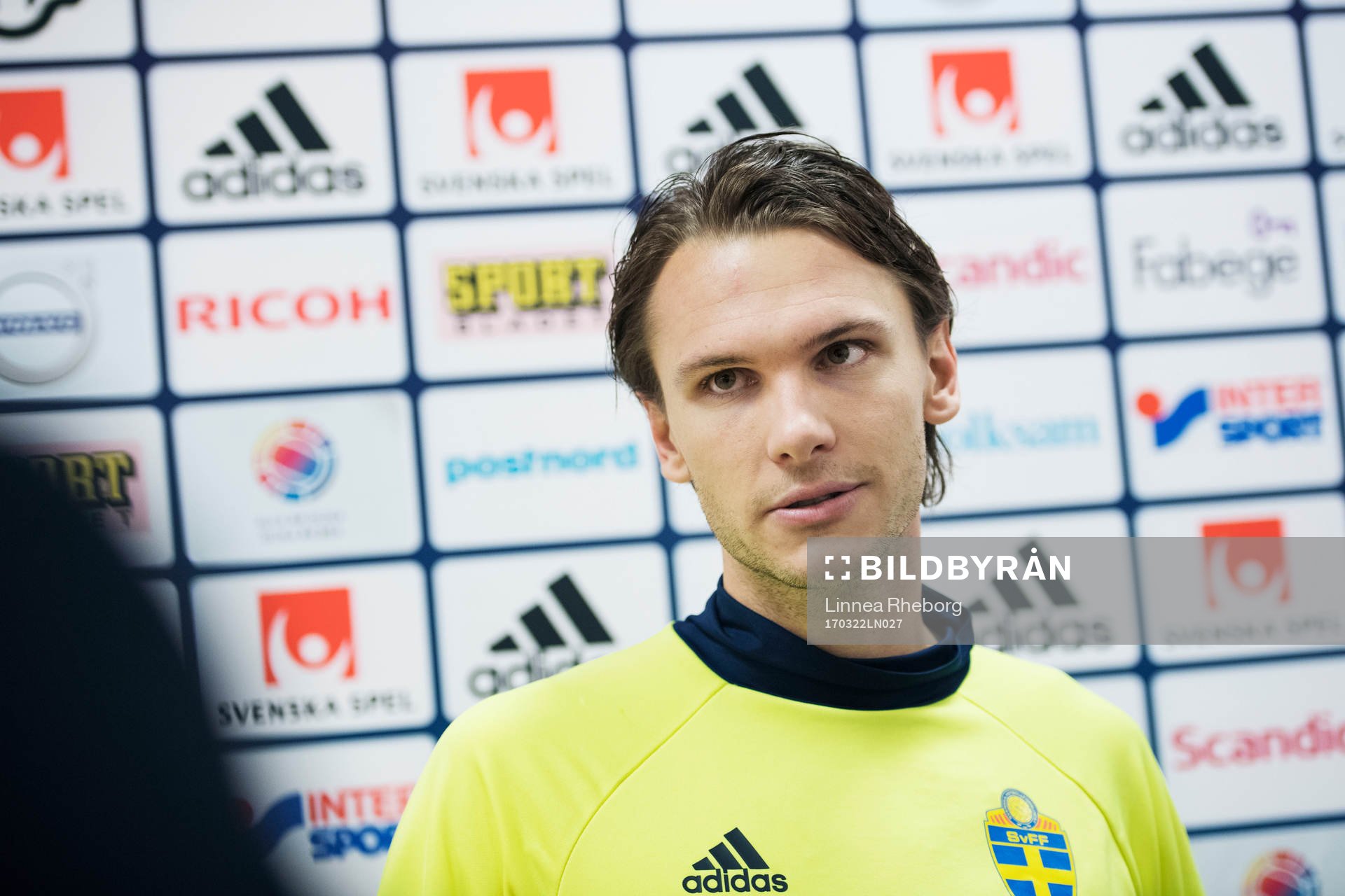 Albin Ekdal pratar med media