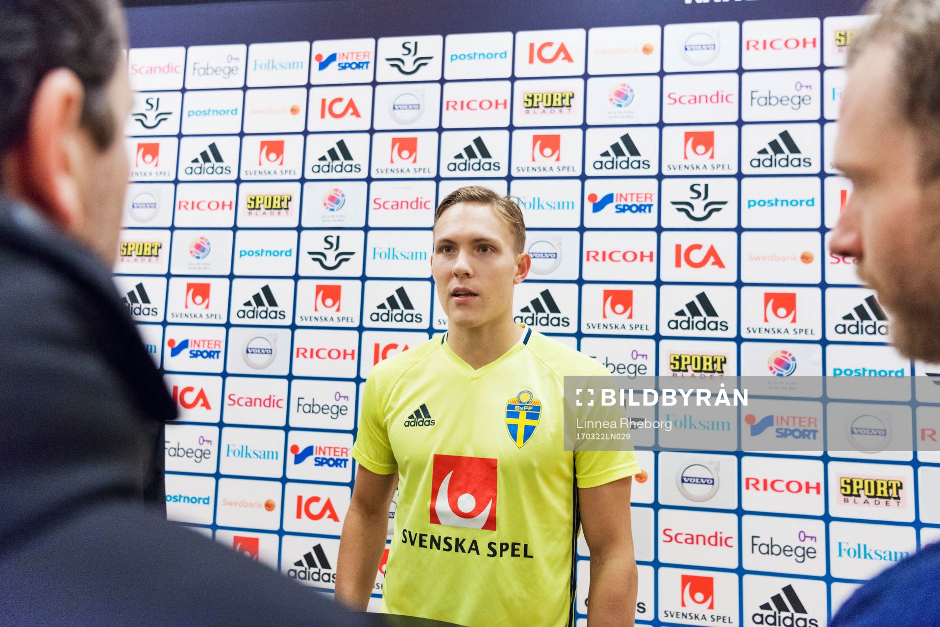 Ludwig Augustinsson pratar med media under mixed zone efter en träning med Sveriges fotbollslandslag den 22 mars 2017 i Stockholm.