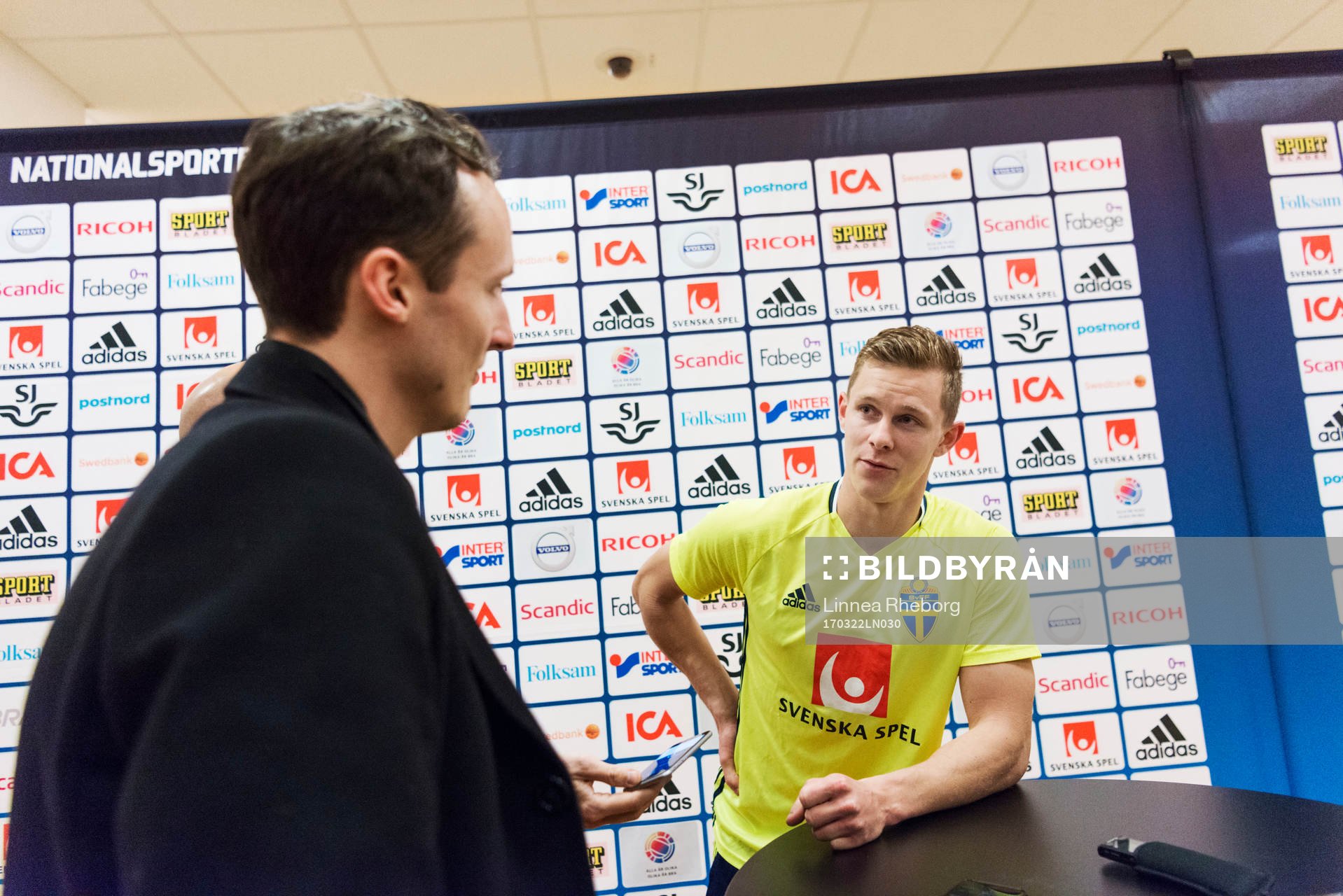 Emil Krafth pratar med media under mixed zone efter en träning med Sveriges fotbollslandslag den 22 mars 2017 i Stockholm. 