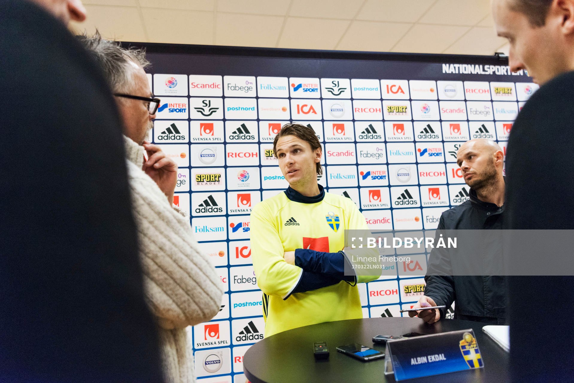 Albin Ekdal pratar med media under mixed zone efter en träning med Sveriges fotbollslandslag den 22 mars 2017 i Stockholm. 
