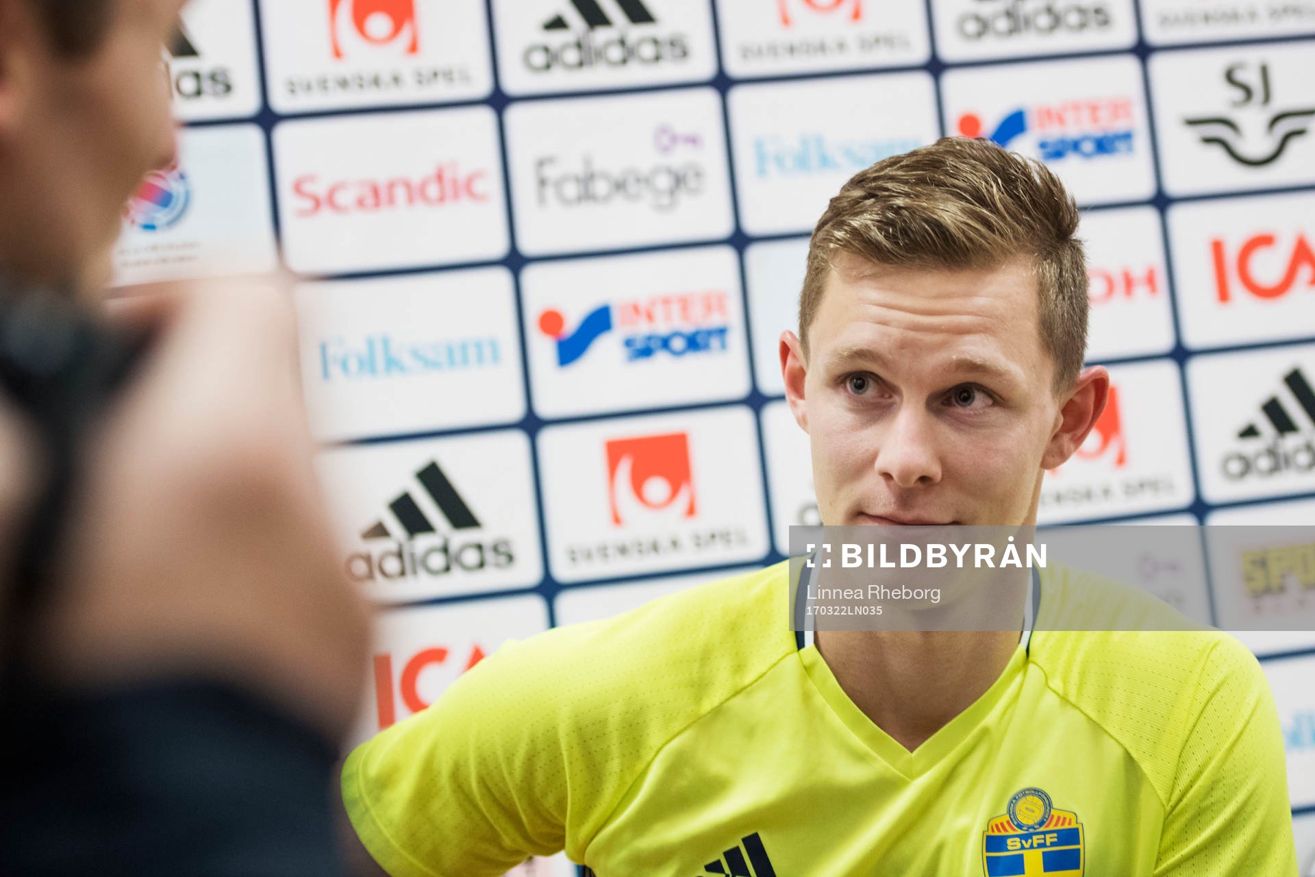 Emil Krafth pratar med media under mixed zone efter en träning med Sveriges fotbollslandslag den 22 mars 2017 i Stockholm. 