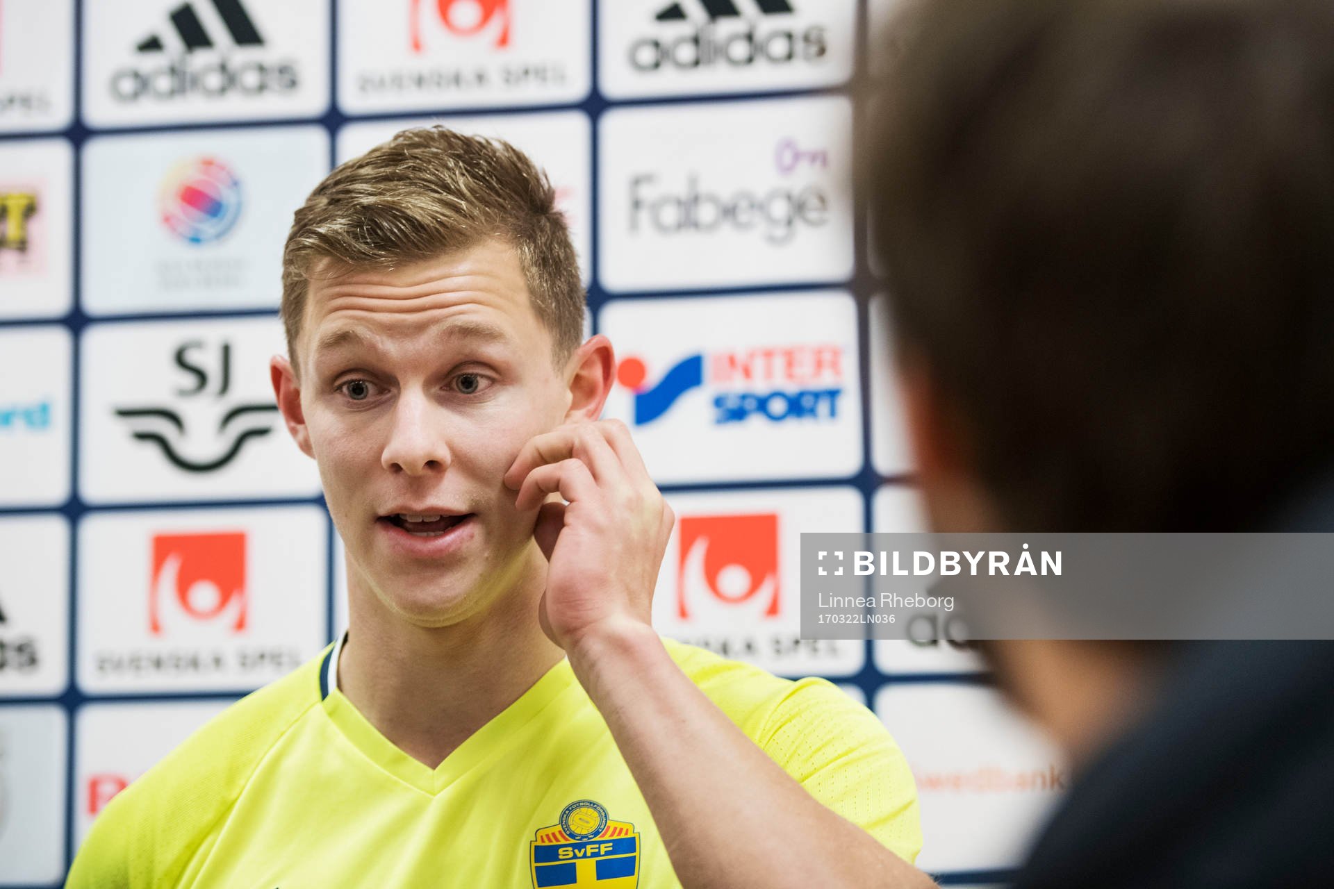 Emil Krafth pratar med media under mixed zone efter en träning med Sveriges fotbollslandslag den 22 mars 2017 i Stockholm. 