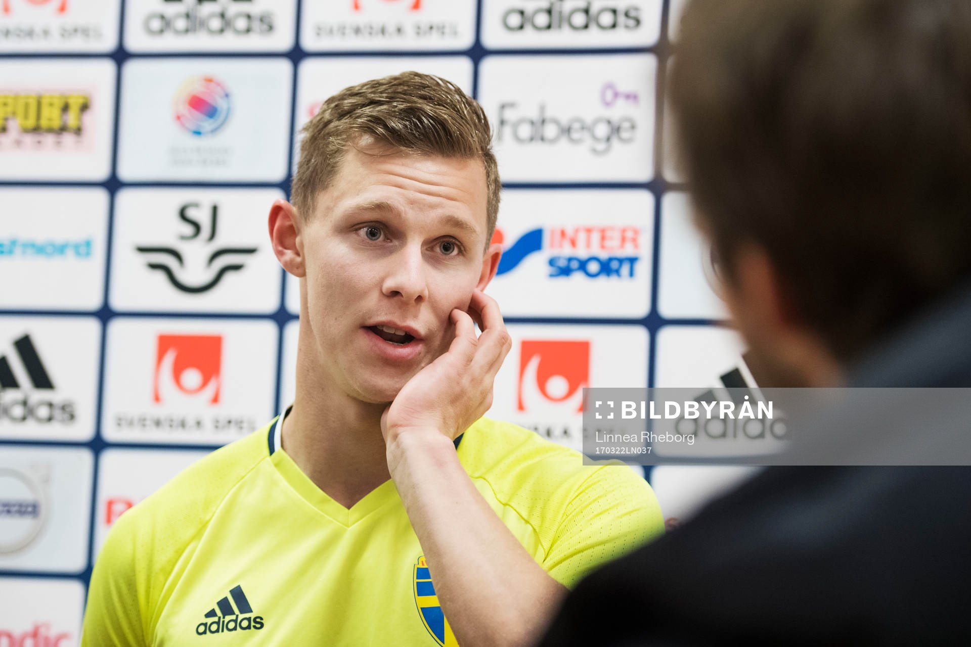 Emil Krafth pratar med media under mixed zone efter en träning med Sveriges fotbollslandslag den 22 mars 2017 i Stockholm. 