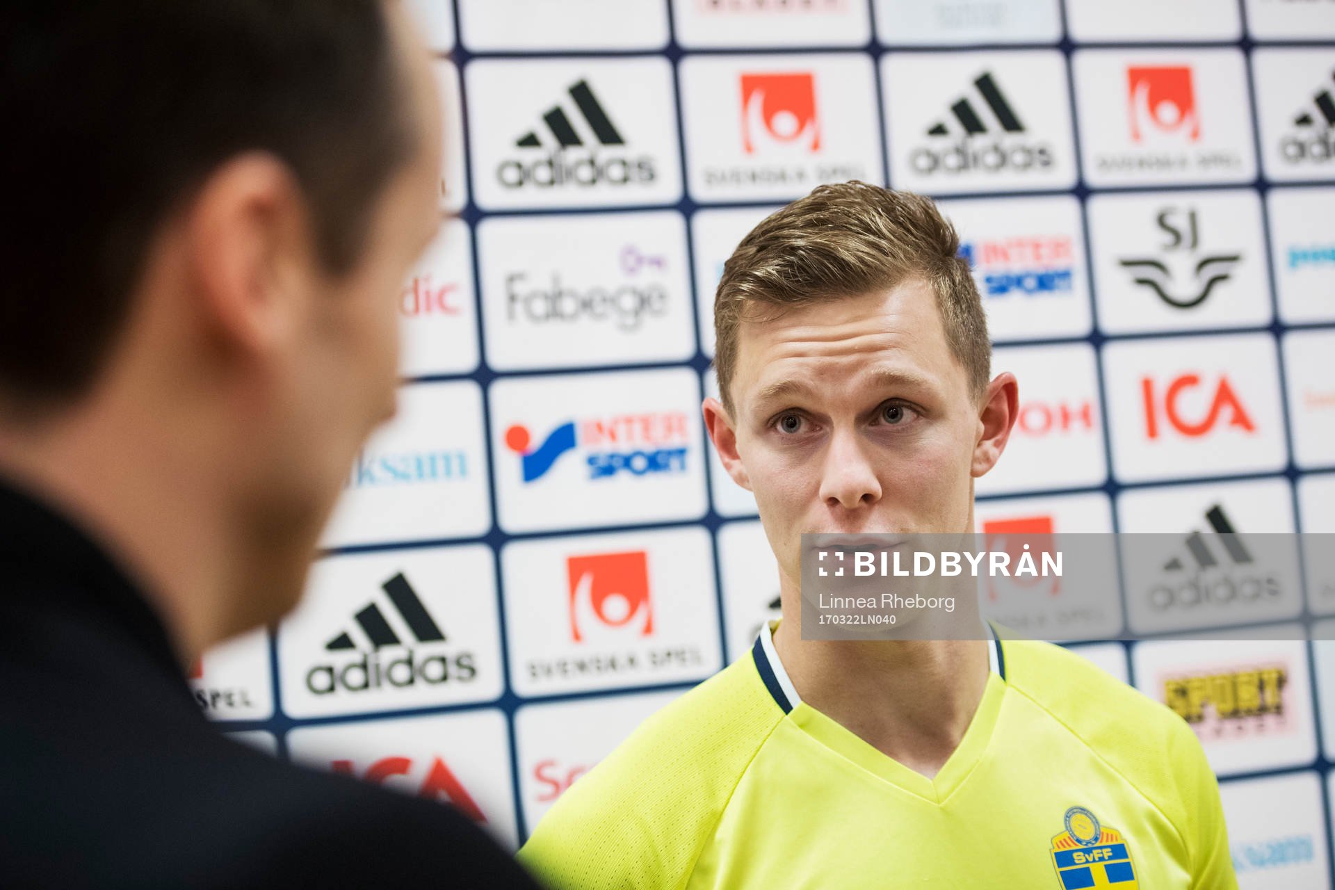 Emil Krafth pratar med media under mixed zone efter en träning med Sveriges fotbollslandslag den 22 mars 2017 i Stockholm. 