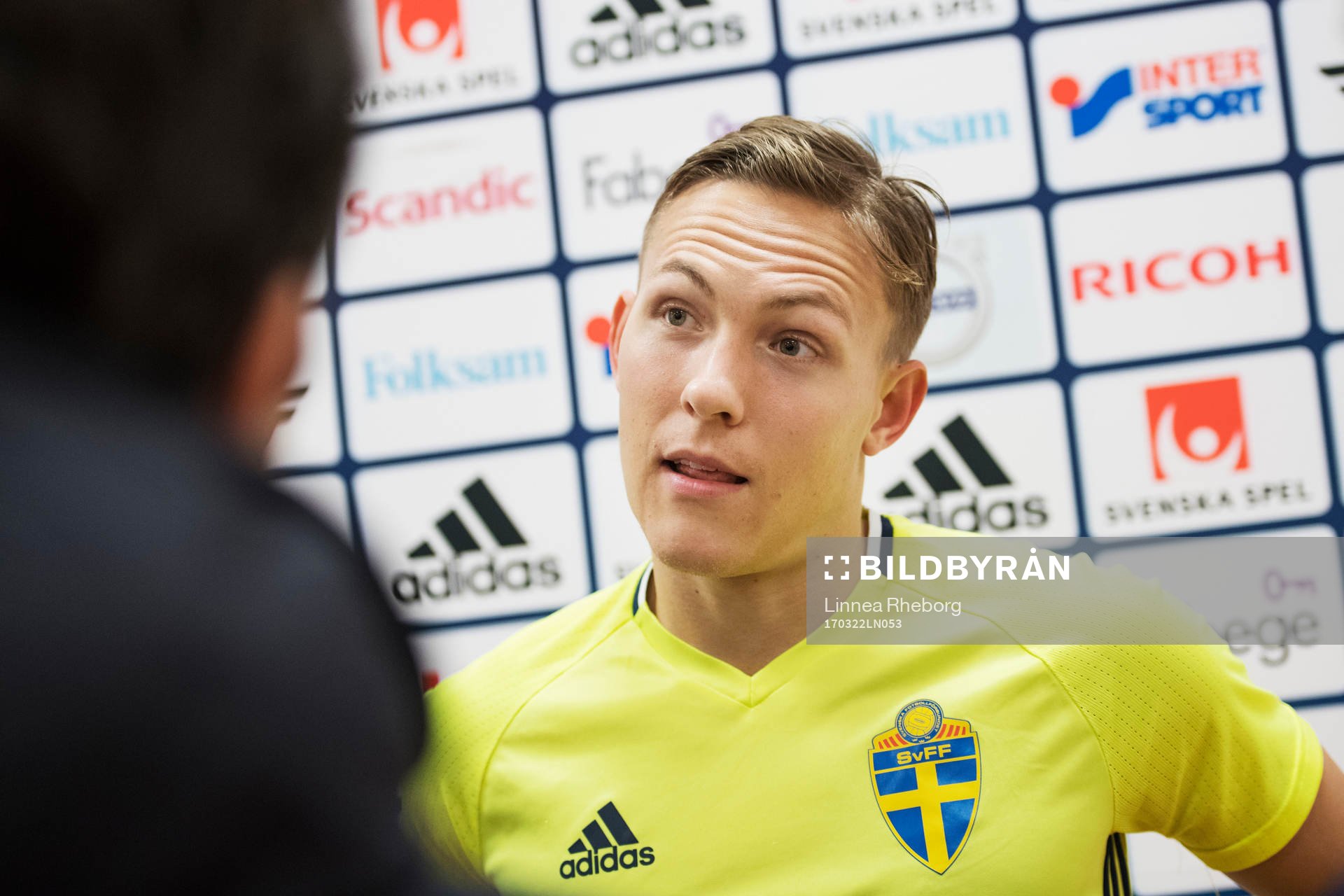 Ludwig Augustinsson pratar med media under mixed zone efter en träning med Sveriges fotbollslandslag den 22 mars 2017 i Stockholm.