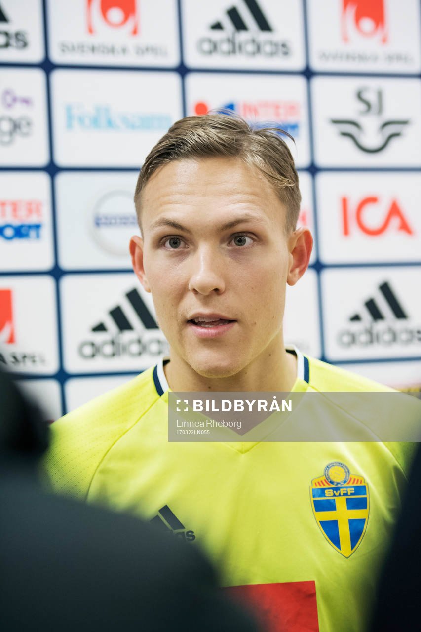 Ludwig Augustinsson pratar med media under mixed zone efter en träning med Sveriges fotbollslandslag den 22 mars 2017 i Stockholm.