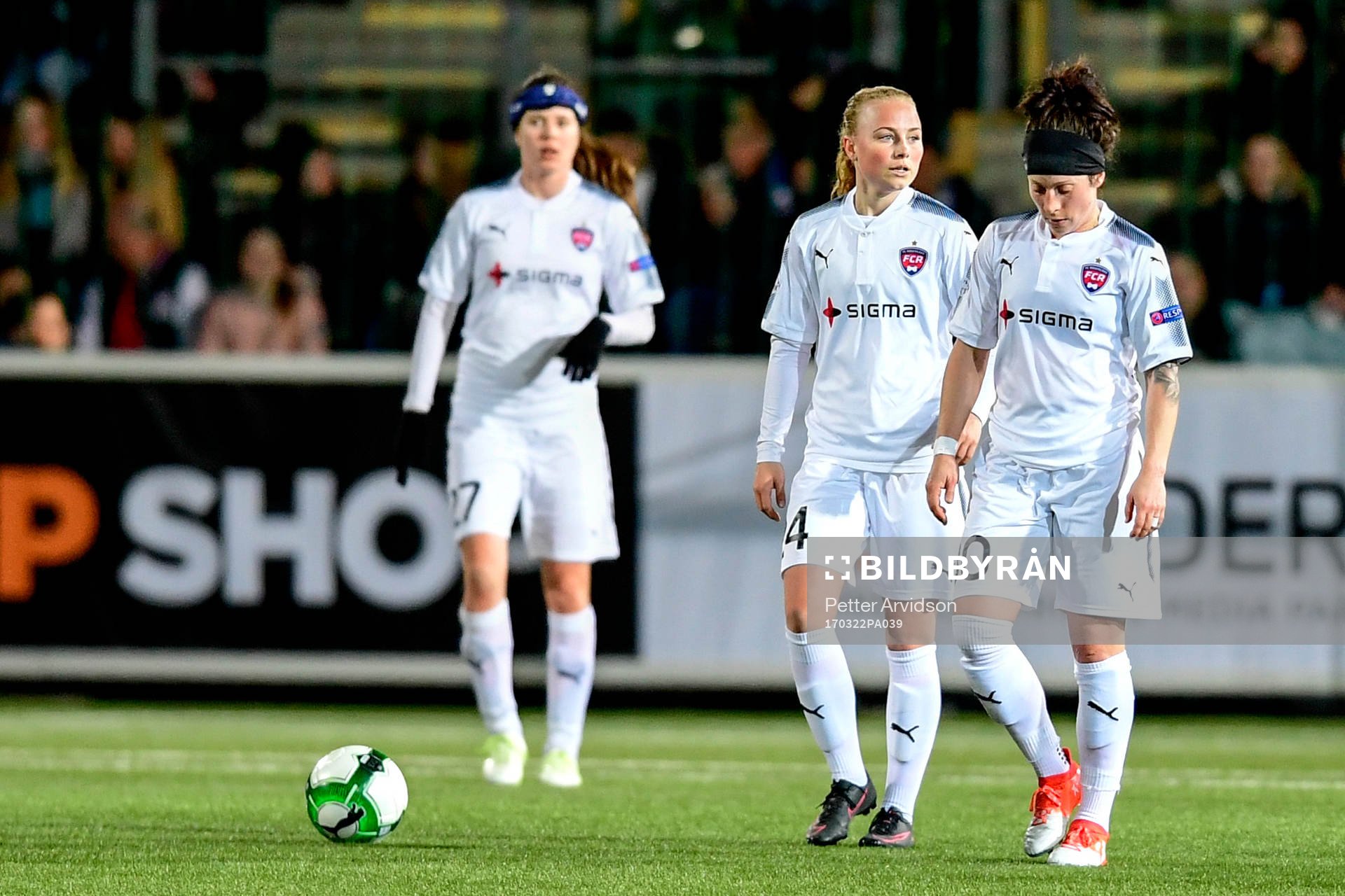 Rosengårds Ebba Wieder och Ella Masar deppar