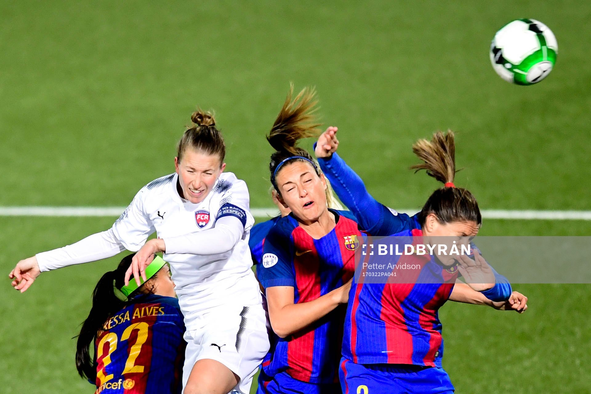 Rosengårds Emma Berglund och Barcelonas Alexia Putellas och Ruth García under fotbollsmatchen i Champions League mellan Rosengård och Barcelona den 22 mars 2017 i Malmö.