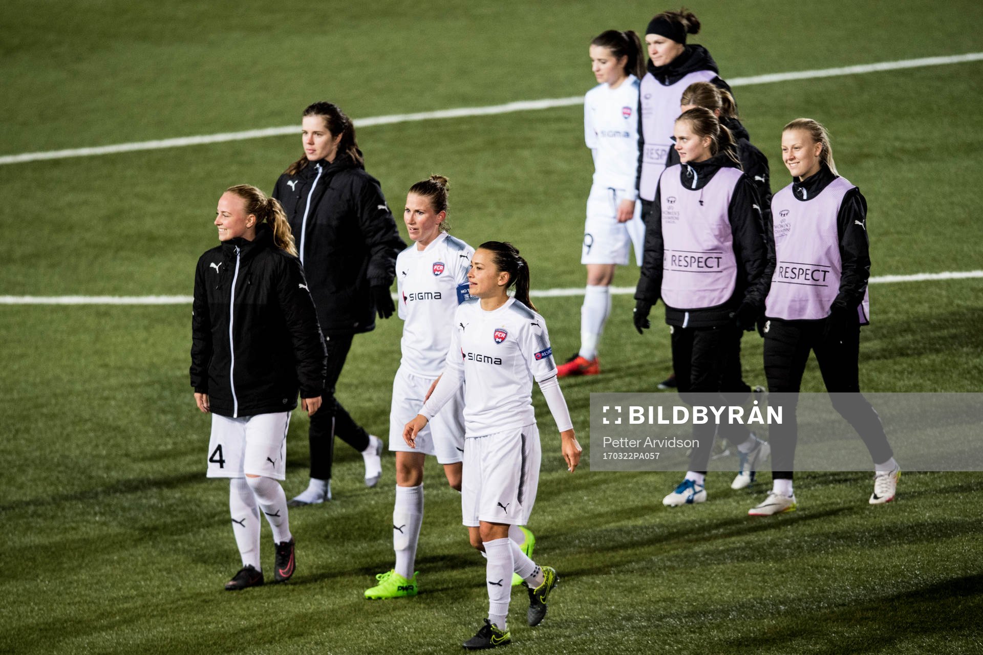 Rosengårds spelare med Emma Berglund och Alexandra Lowe