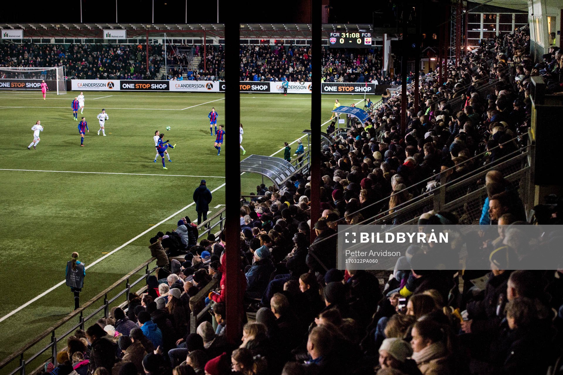 Publik följer fotbollsmatchen i Champions League mellan