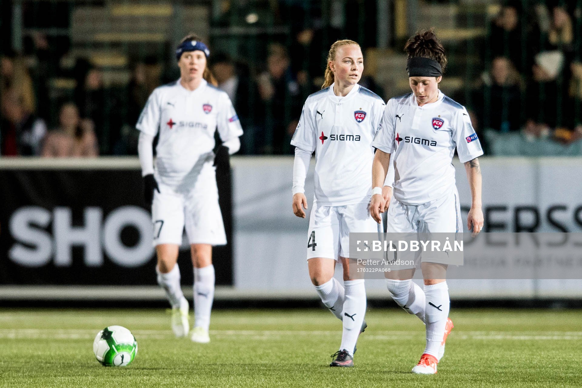 Rosengårds Ebba Wieder och Ella Masar deppar