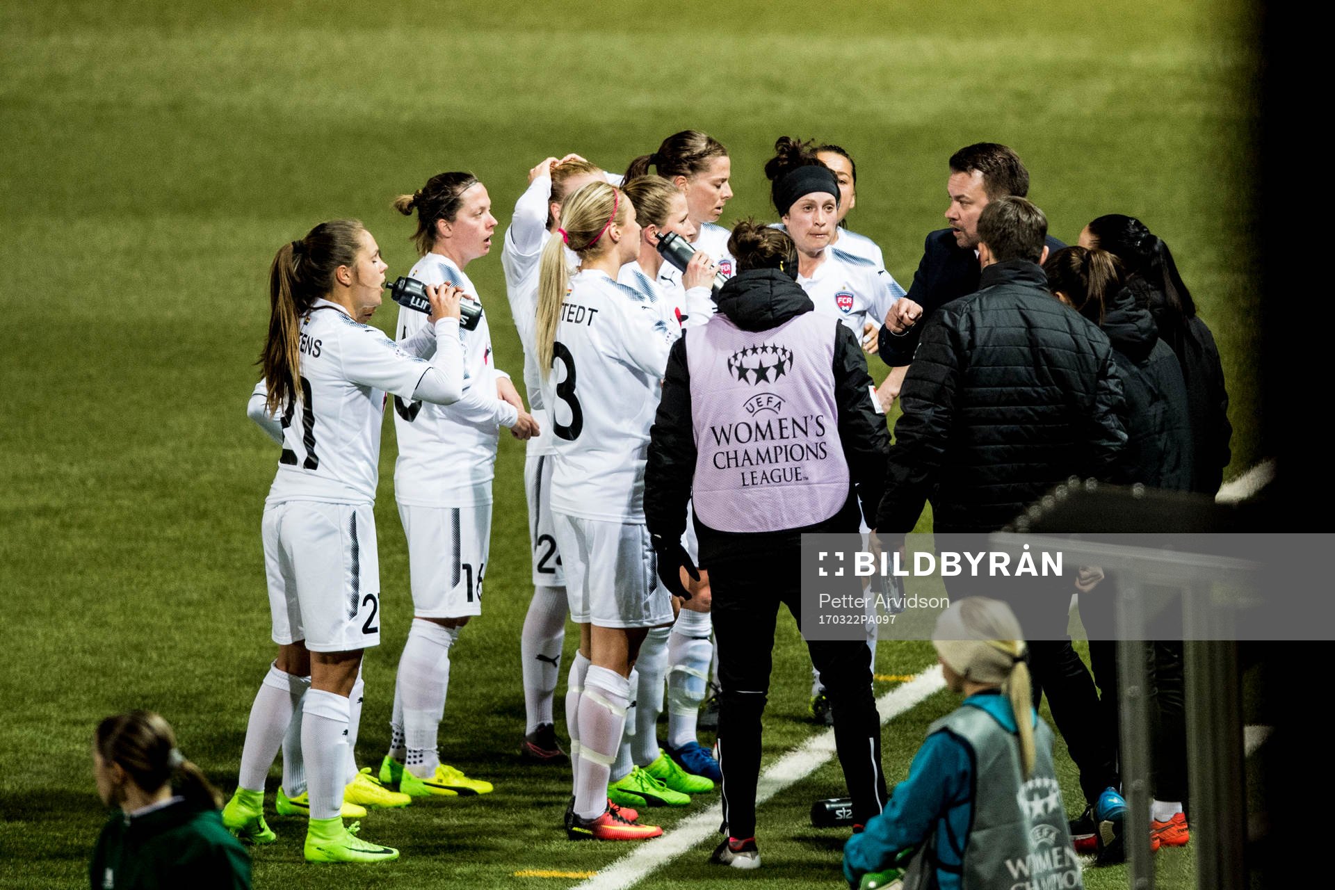 Rosengårds tränare Jack Majgaard Jensen håller samling