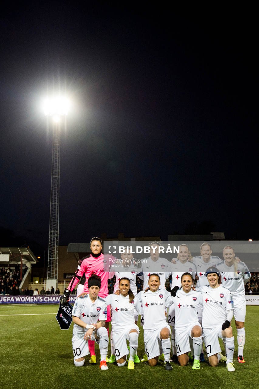 Rosengårds startelva ställer upp för en lagbild, övre