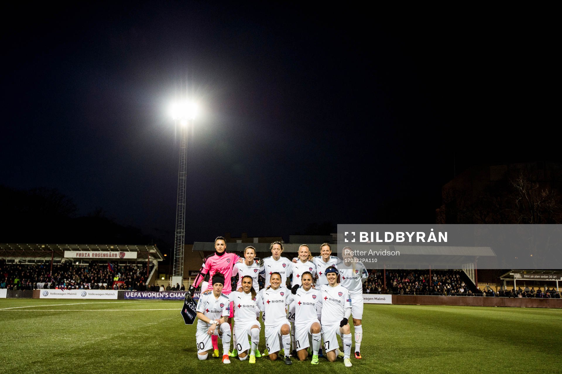 Rosengårds startelva ställer upp för en lagbild, övre raden från vänster målvakt Zecira Musovic, Emma Berglund, Lina Nilsson, Ebba Wieder, Lotta Schelin och Amanda Ilestedt. Nedre raden från vänster Ella Masar, Marta Viera Da Silva, Alexandra Lowe Riley, Lieke Martens och Sofie Junge Pedersen under fotbollsmatchen i Champions League mellan Rosengård och Barcelona den 22 mars 2017 i Malmö.