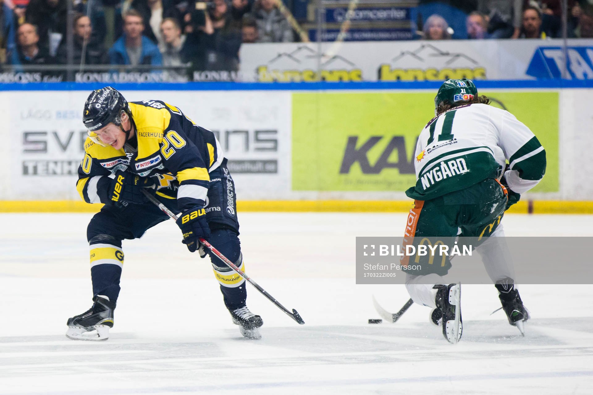 s Lawrence Pilut blir fintad av Färjestads Joakim Nygård