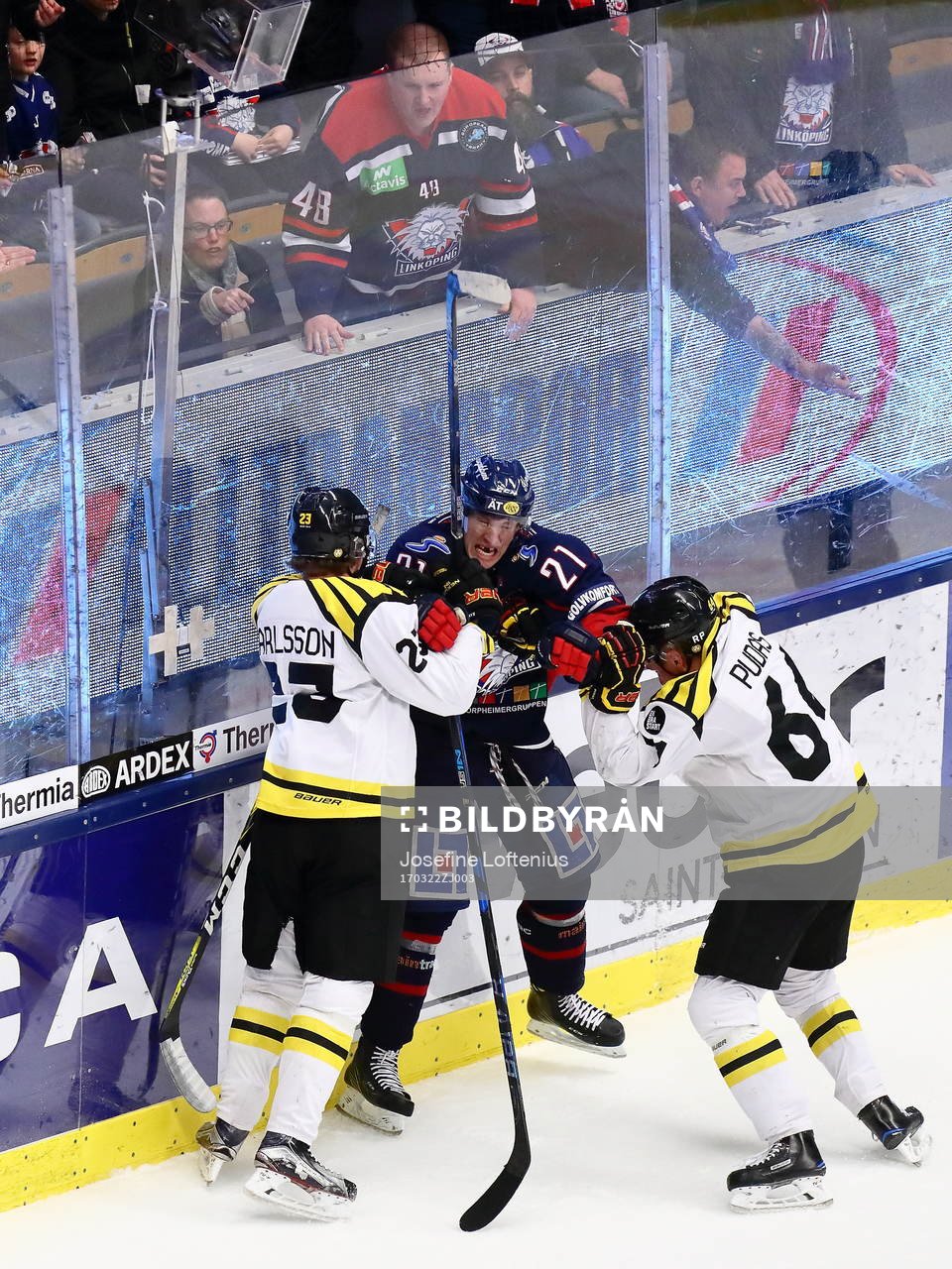 Linköpings Emil Sylvegård slåss med två Brynässpelare