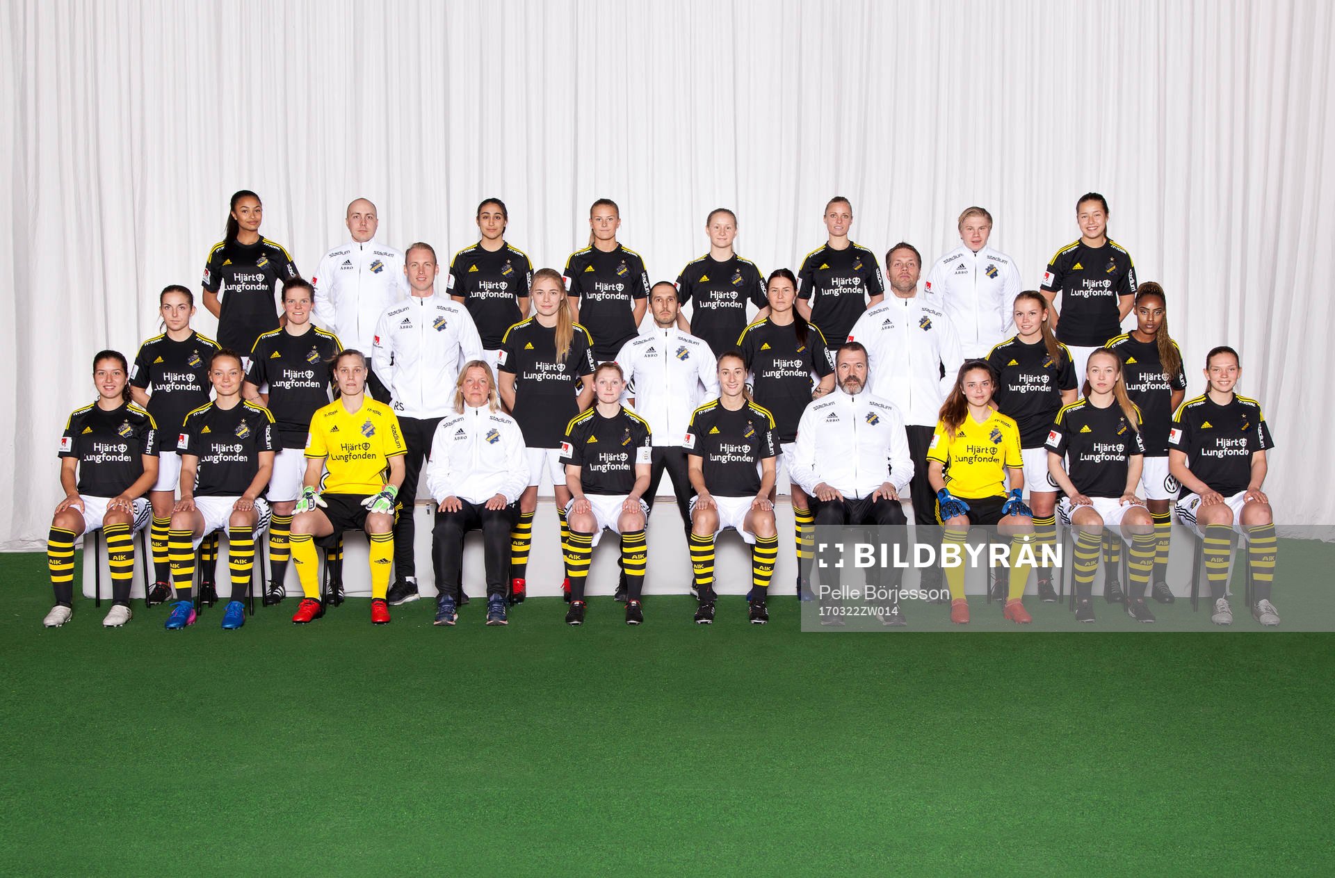 AIK poserar för en lagbild den 22 mars 2017 i Stockholm. Bakre ledet fr. v. Rubi Jansson, lagledare Tobias Purkin, Estibaliz Montes de Oca, Amanda Nildén, Lina Malmborg, Marie Pettersson, materialare Leo Holm, Emma Engström. Mittenledet fr. v. Petra Sundqvist, Caroline Röstlund, tränare Robert Svanström, Johanna Wikström, fystränare Fredrik Devoto, Nicole Modin, målvaktstränare Kaj Ekola, Elin Sjöström, Samantha Ammanuel. Sittande fr. v. Loreta Kullashi, Evelina Finndell, Hanna Persson, tränare Johanna Johansson, Madeleine Rohr, Matilda Rosqvist, sportchef/tränare Christer Lundin, Matilda Åsard, Elin Sjölander, Emelie Johansson.