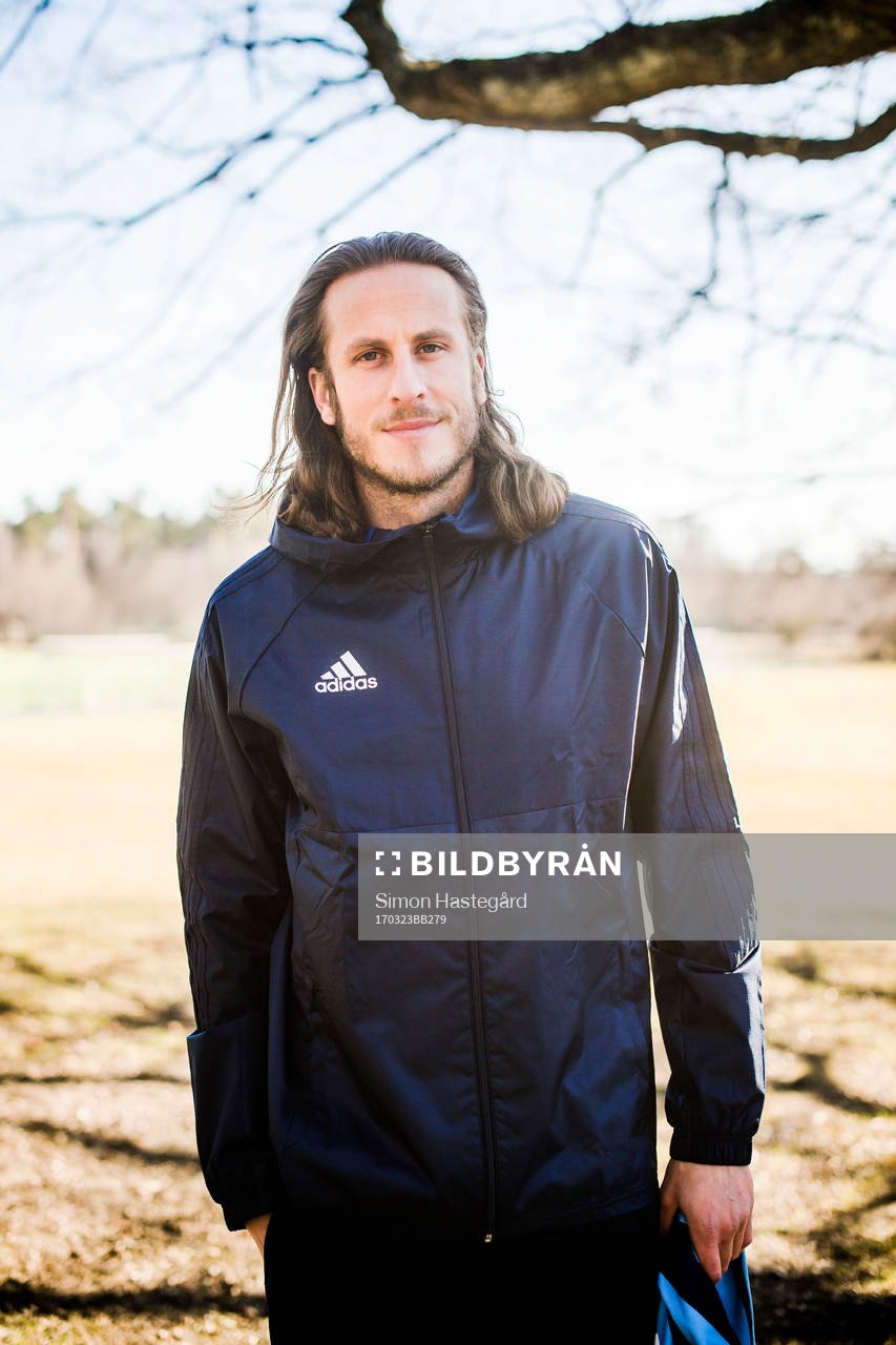 Djurgården presenterar Jonas Olsson som nyförvärv under en  presskonferens den 23 mars 2017 i Stockholm.