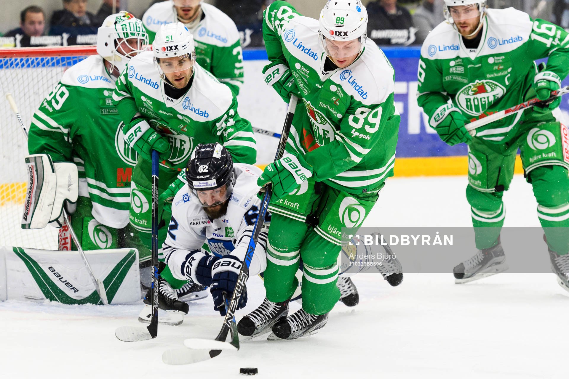Karlskogas Daniel Wessner och Rögles David Åslin i kamp