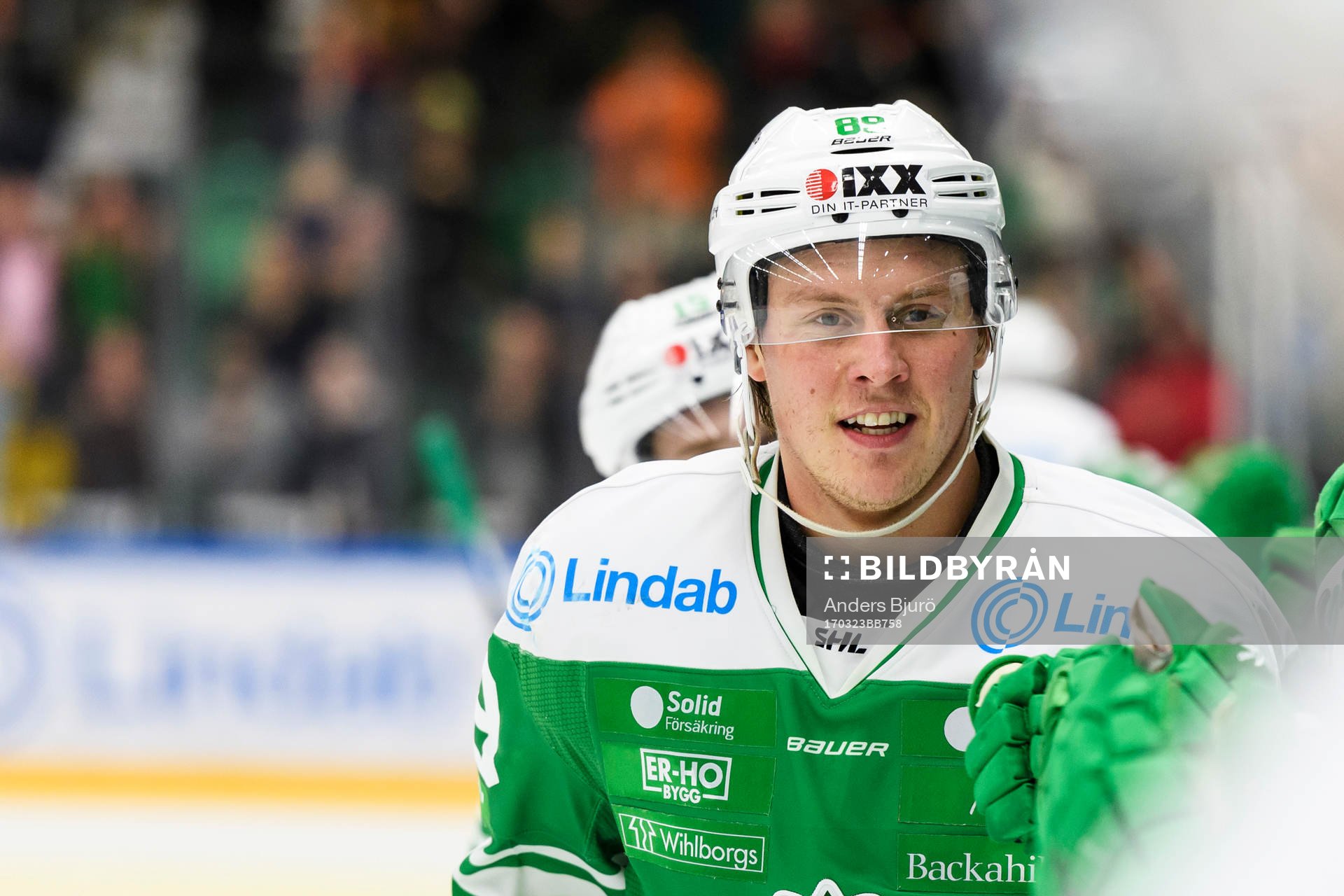 Rögles David Åslin jublar med båset