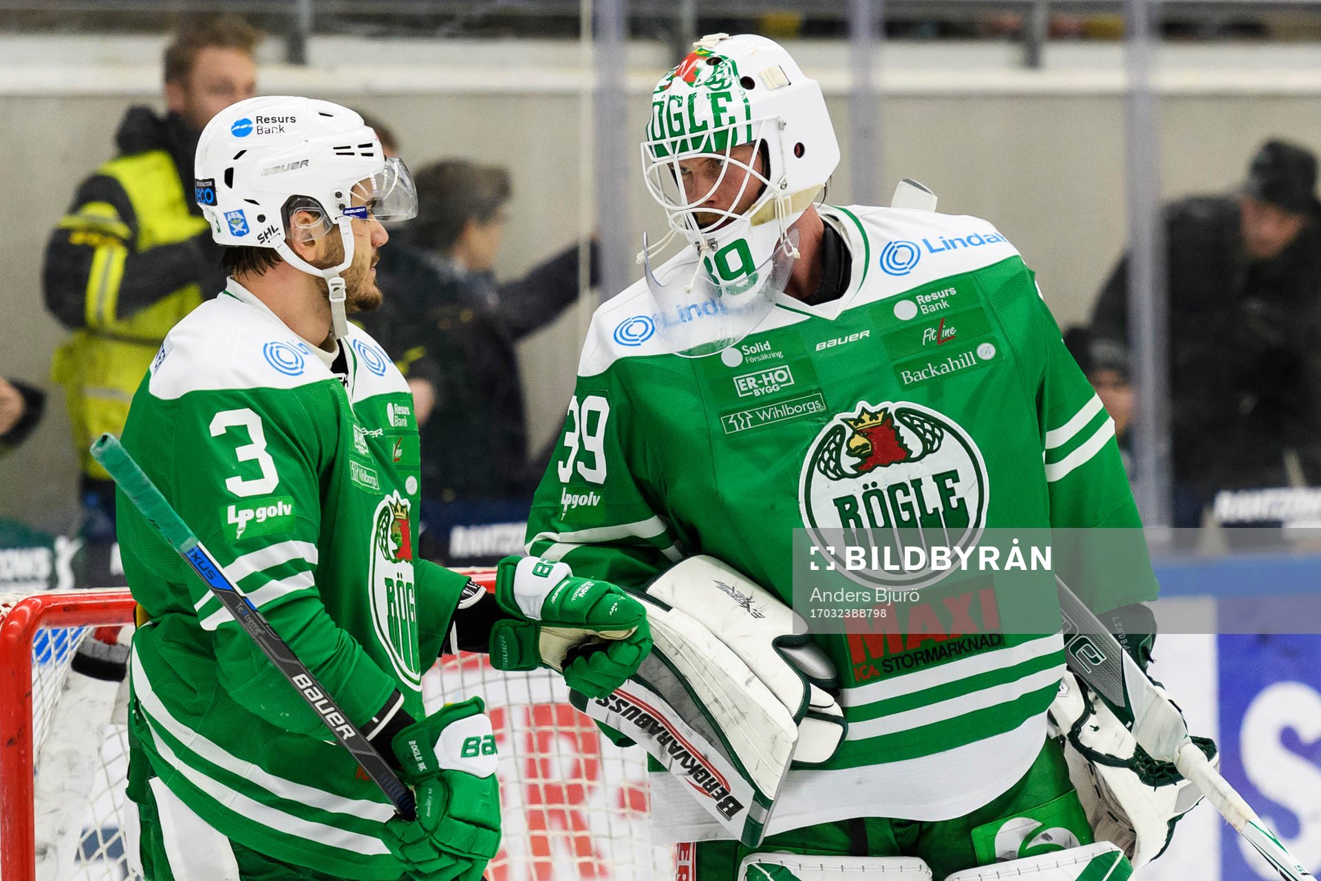 Rögles Almen Bibic och målvakt Anders Lindbäck jublar