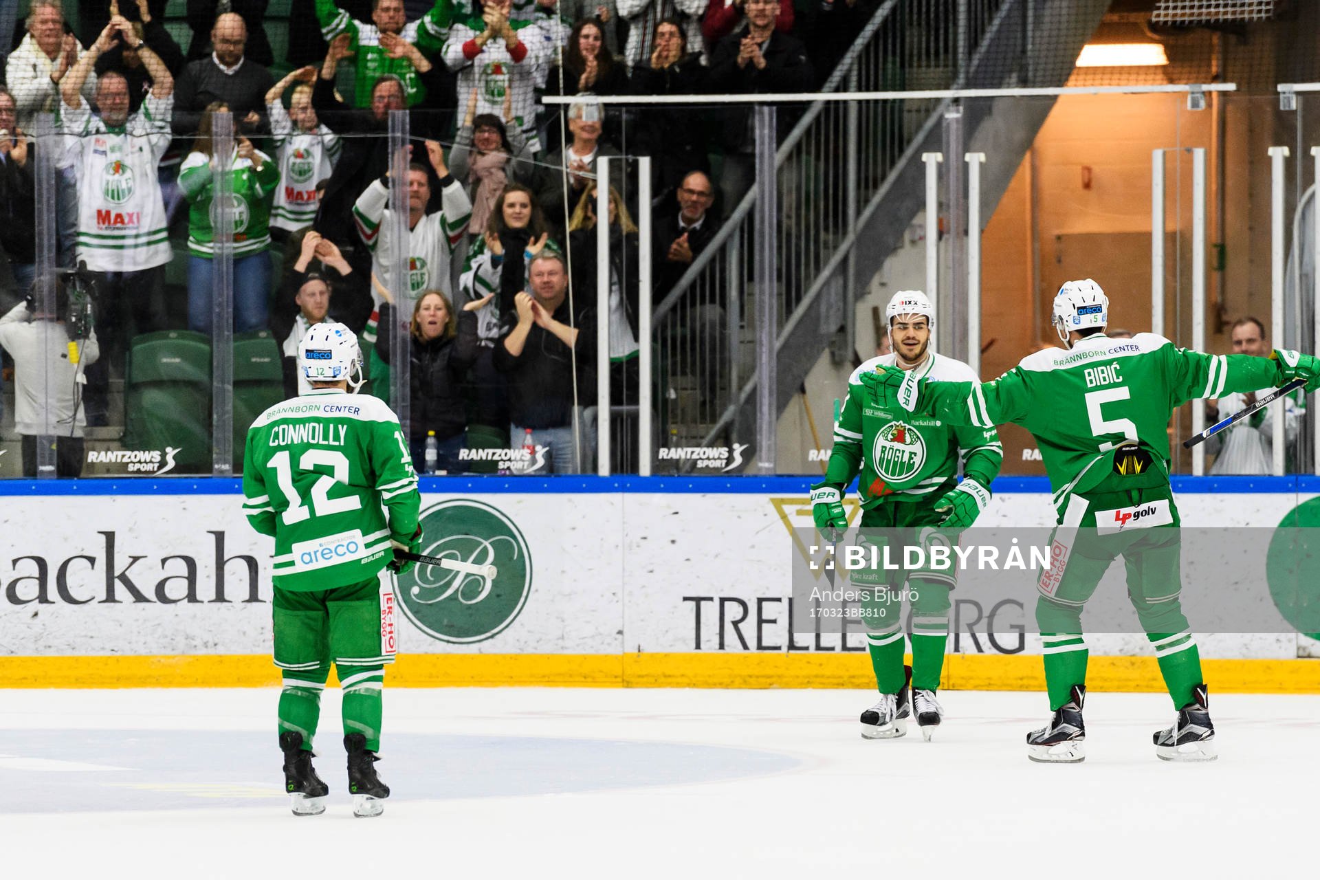 Rögles Jack Connolly (v) och Alen Bibic (h) jublar med