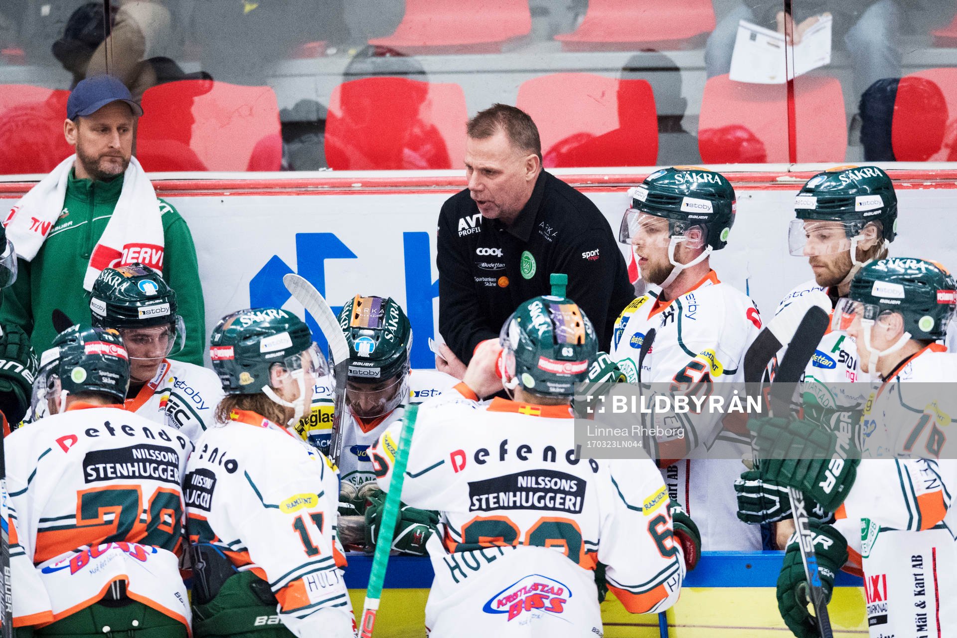 Kristianstads tränare Mats Lusth pratar med spelarna