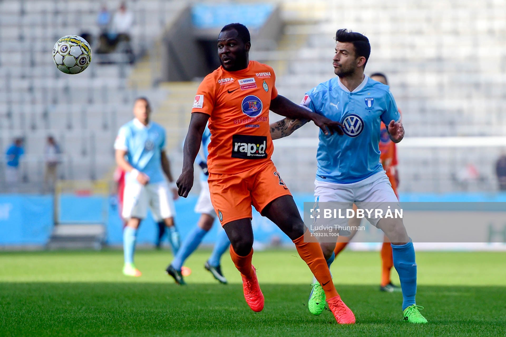 Eskilstunas Emmanuel Frempong och Malmö FFs Behrang Safari