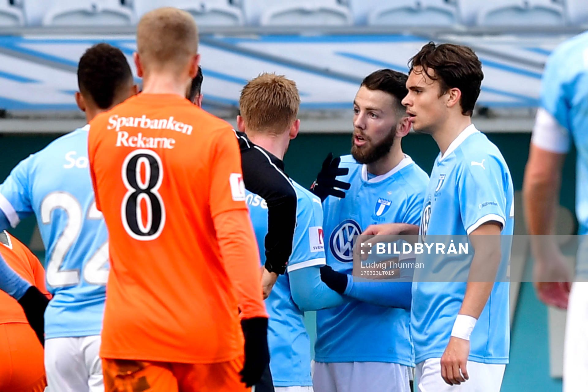 Malmö FFs Erdal Rakip i diskussion med domaren