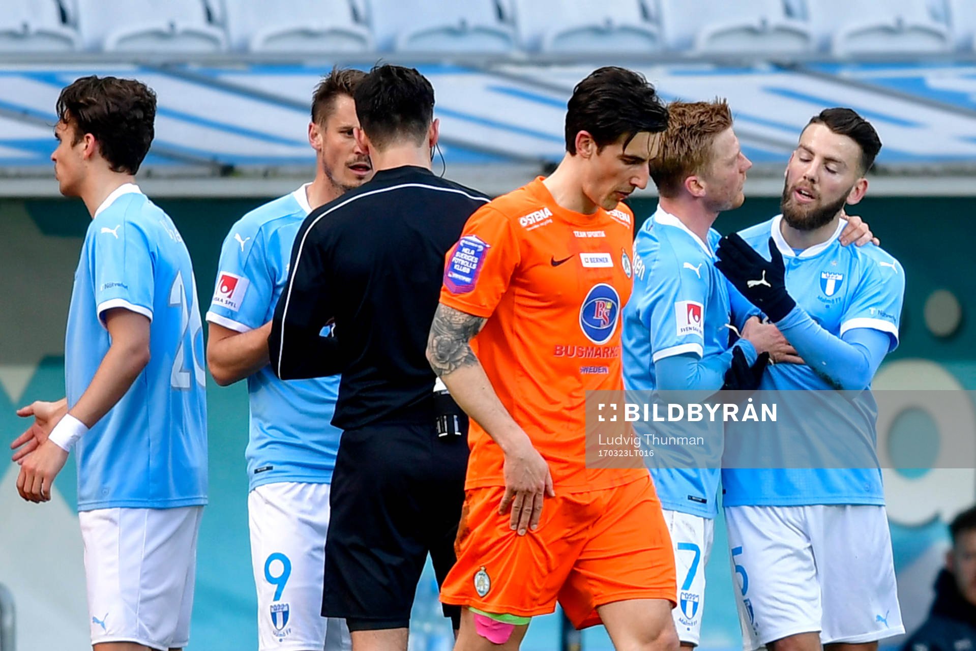 Malmö FFs Markus Rosenberg diskuterar med domaren