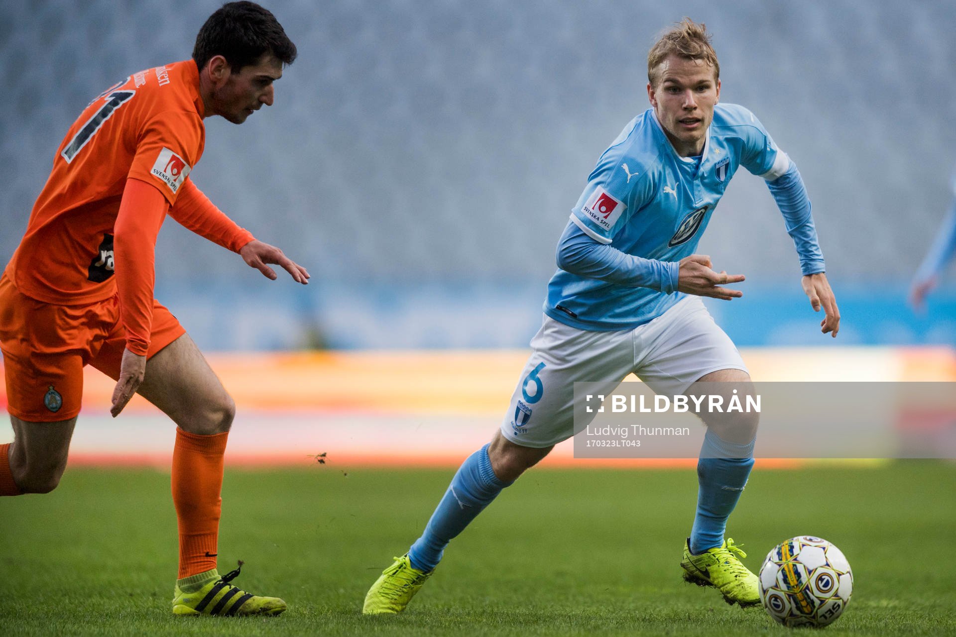 Eskilstunas Anel Rashkaj jagar Malmö FFs Oscar Lewicki