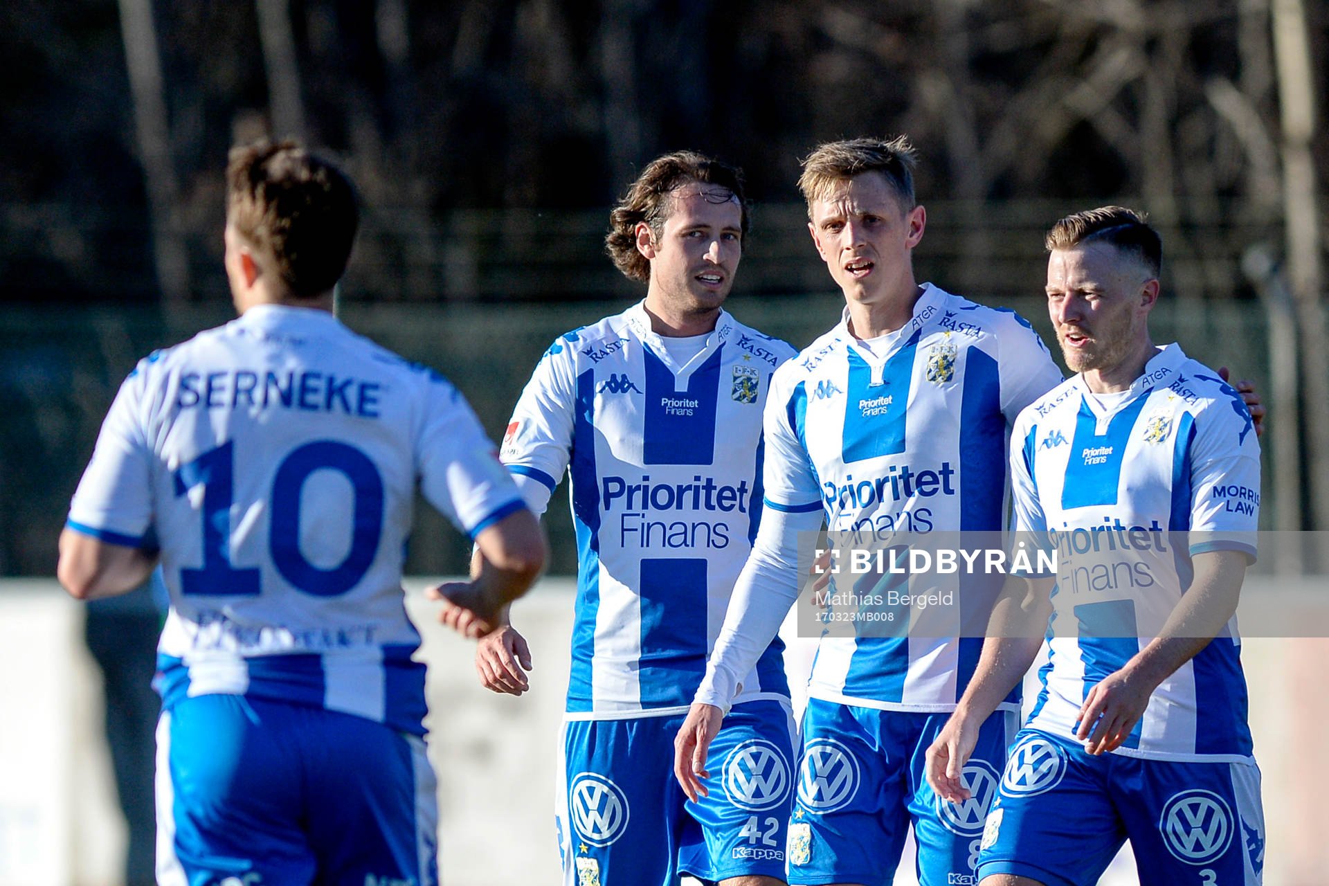 IFK Göteborgs Tobias Hysen jublar med lagkamrater efter 1-0 under en träningsmatch i fotboll mellan IFK Göteborg och Falkenberg den 23 mars 2017 i Göteborg.