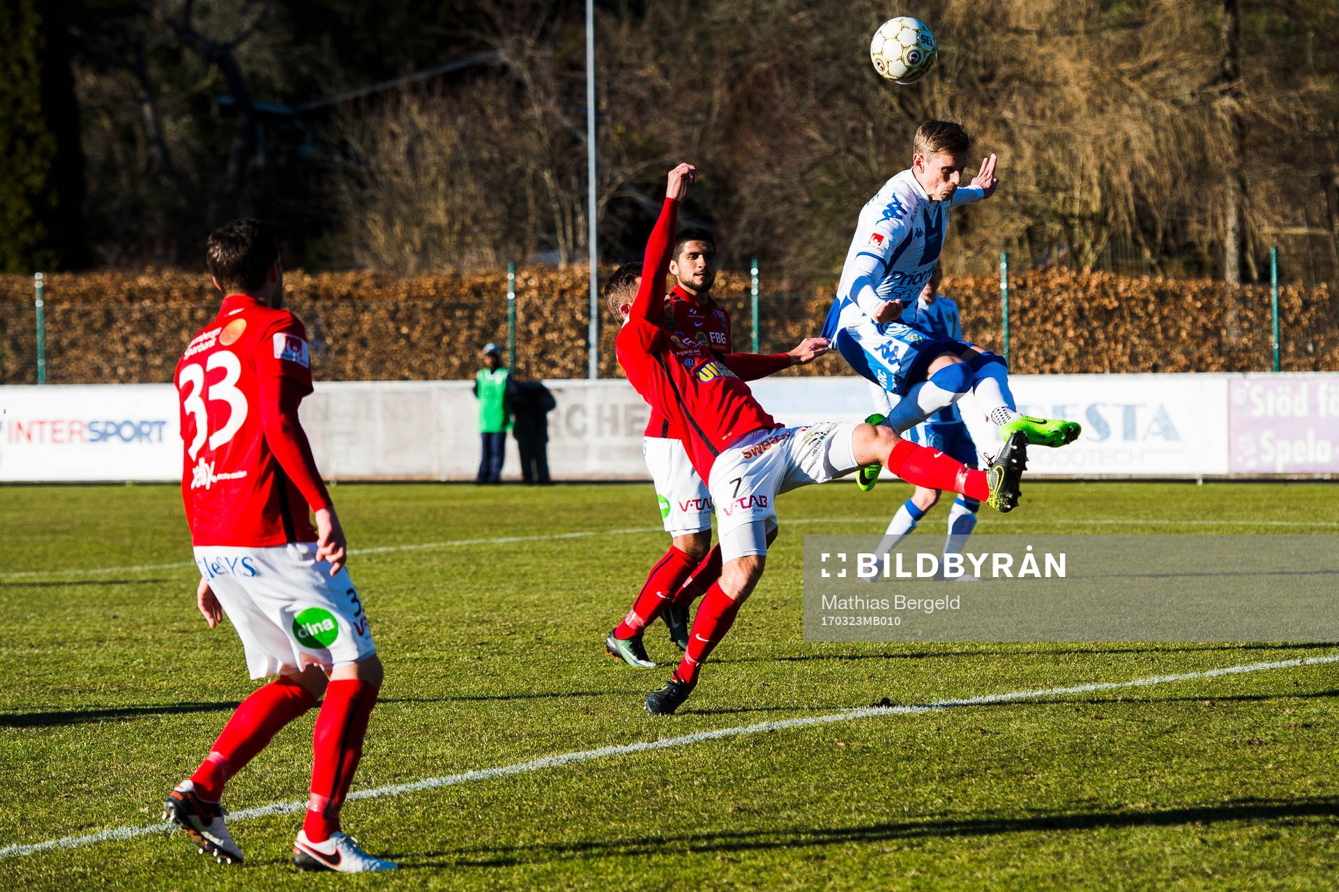 Falkenbergs David Svensson försvarar mot IFK Göteborgs Sören Rieks under en träningsmatch i fotboll mellan IFK Göteborg och Falkenberg den 23 mars 2017 i Göteborg.