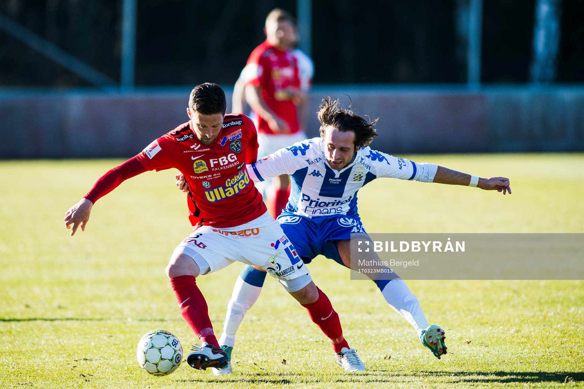 Falkenbergs Adam Eriksson i kamp om bollen med IFK