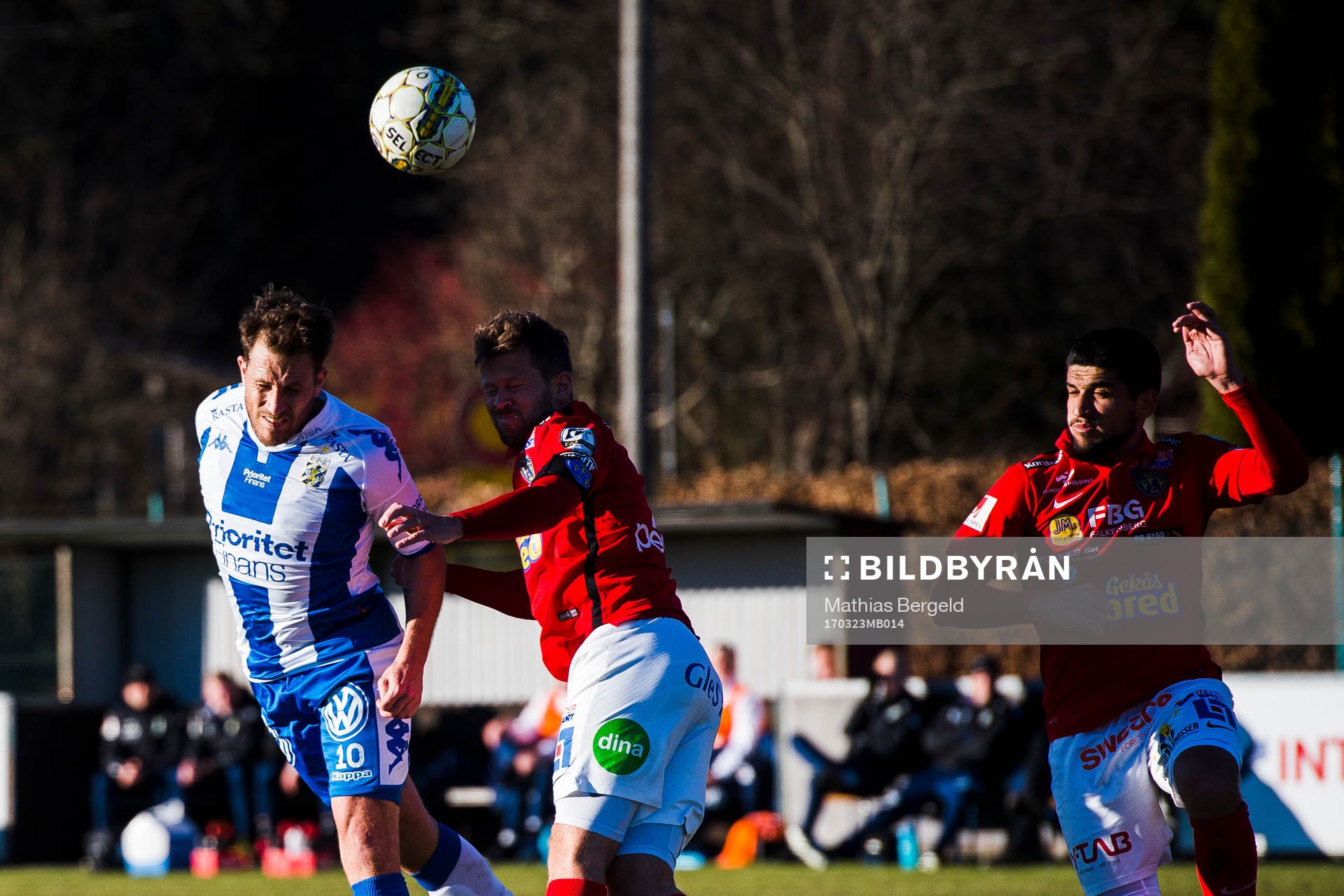 IFK Göteborgs Tobias Hysen i nickduell med Falkenbergs