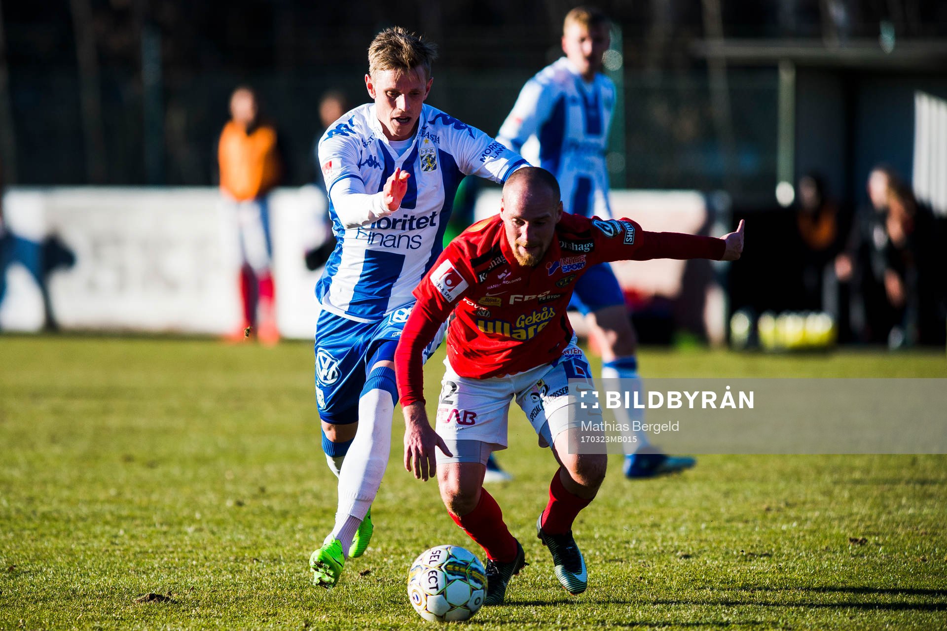 IFK Göteborgs Sören Rieks i kamp om bollen med