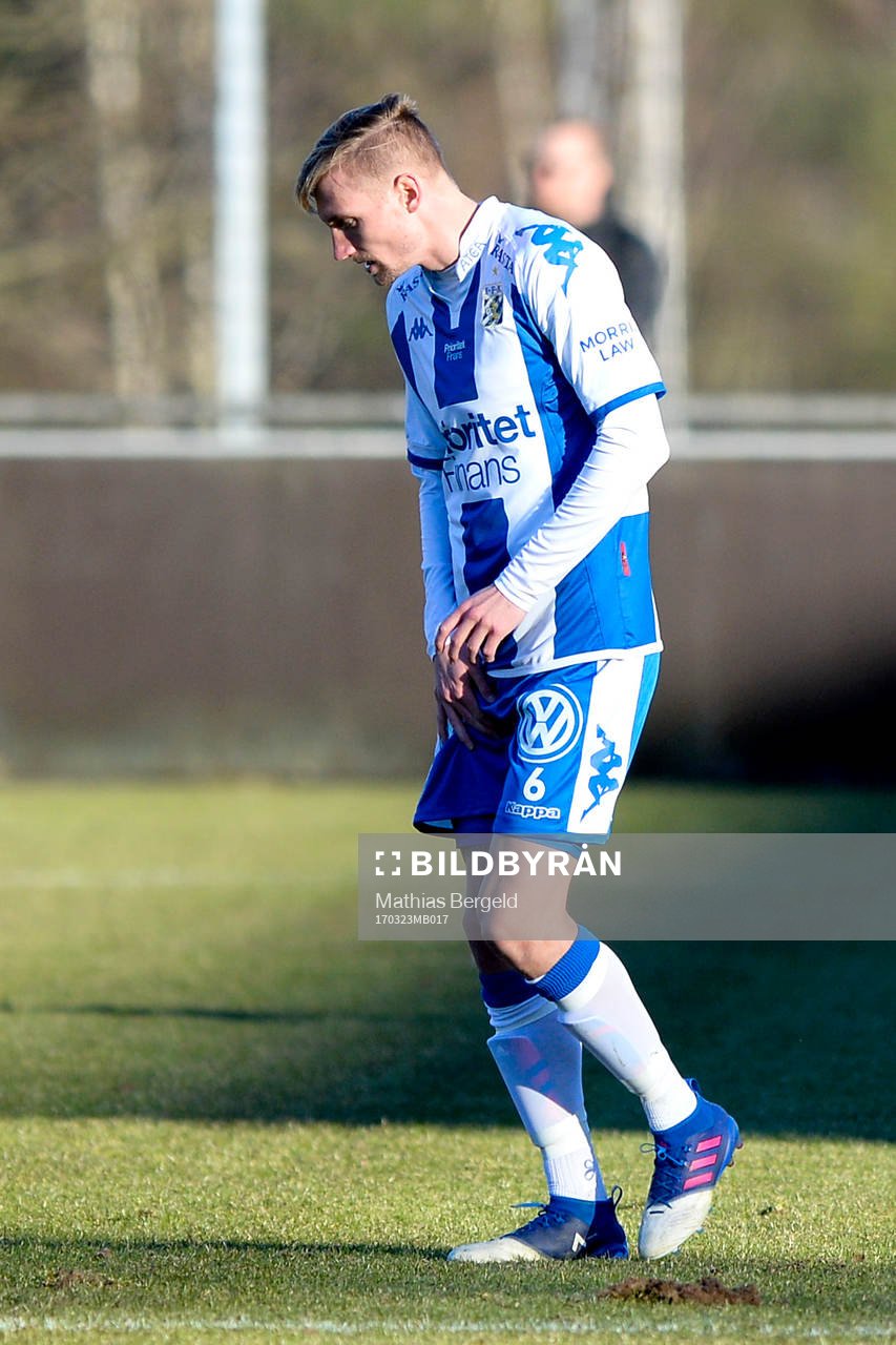 IFK Göteborgs Sebastian Eriksson lämnar planen skadad under en träningsmatch i fotboll mellan IFK Göteborg och Falkenberg den 23 mars 2017 i Göteborg.
