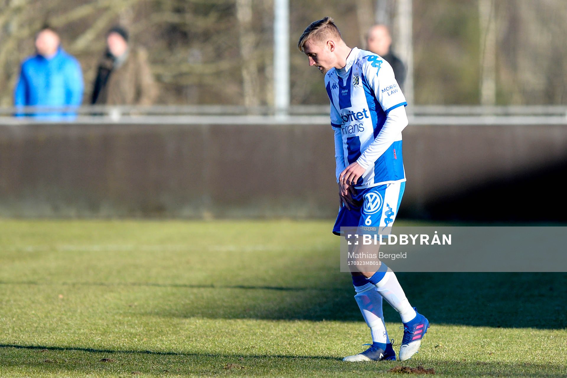 IFK Göteborgs Sebastian Eriksson lämnar planen skadad under en träningsmatch i fotboll mellan IFK Göteborg och Falkenberg den 23 mars 2017 i Göteborg.