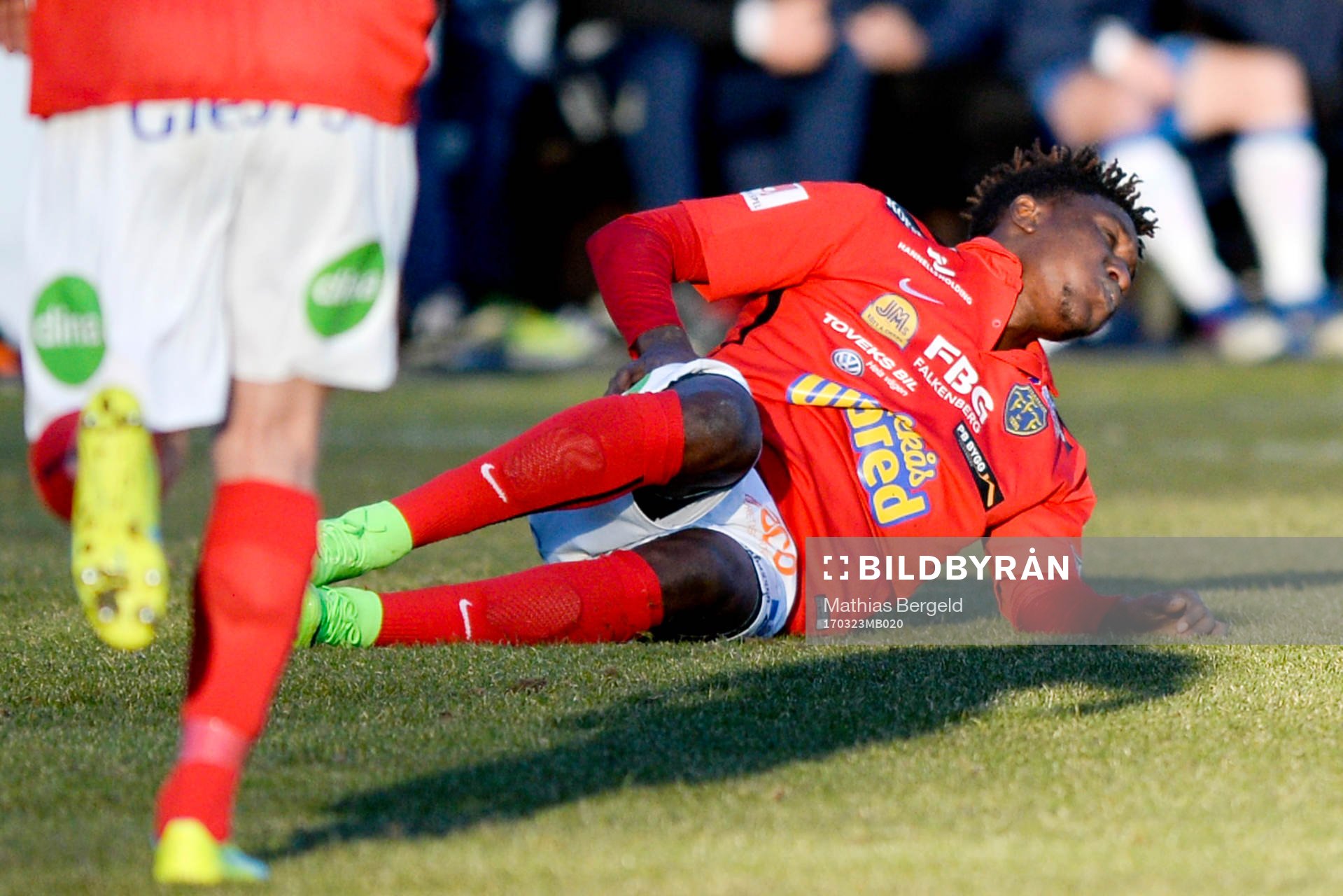 Falkenbergs Daniel Johansson grinar illa och får lämna under en träningsmatch i fotboll mellan IFK Göteborg och Falkenberg den 23 mars 2017 i Göteborg.